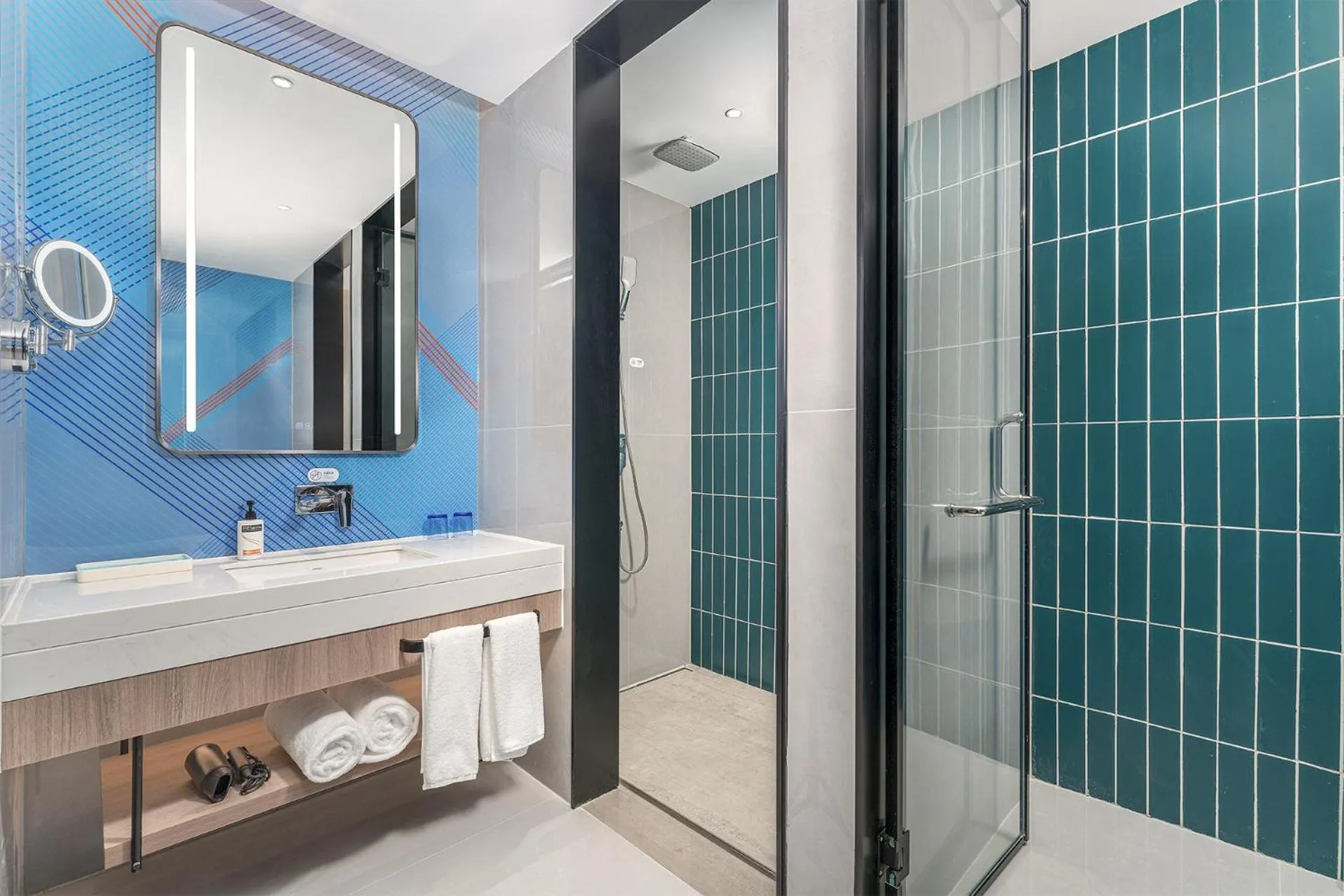 Bathroom in Holiday Inn Express Chengdu Shuangliu Airport by IHG - Free shuttle bus from Shuangliu International Airport to hotel about 8 Minutes by car, Welcome drink