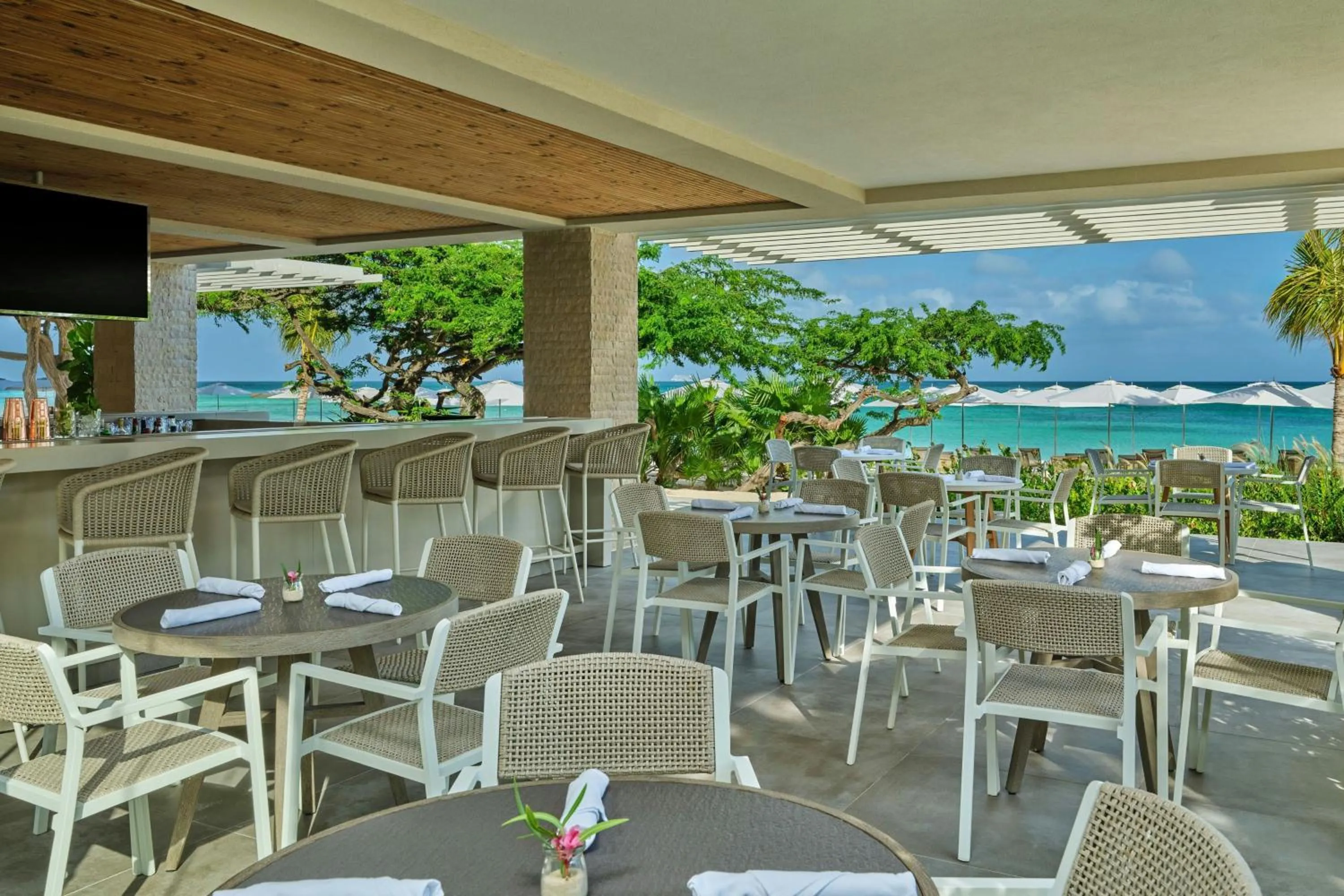 Lounge or bar in The St. Regis Aruba Resort