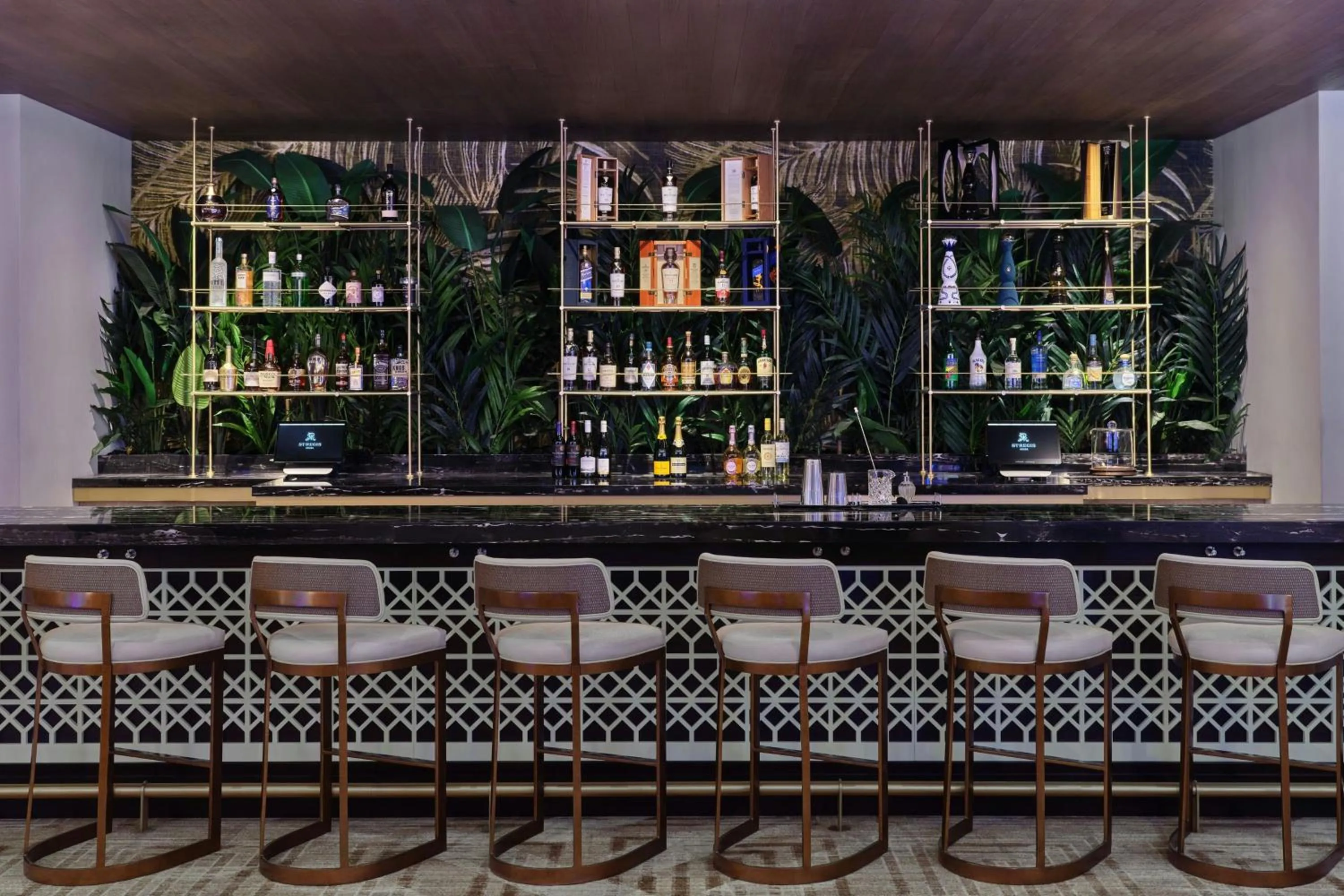 Lounge or bar in The St. Regis Aruba Resort