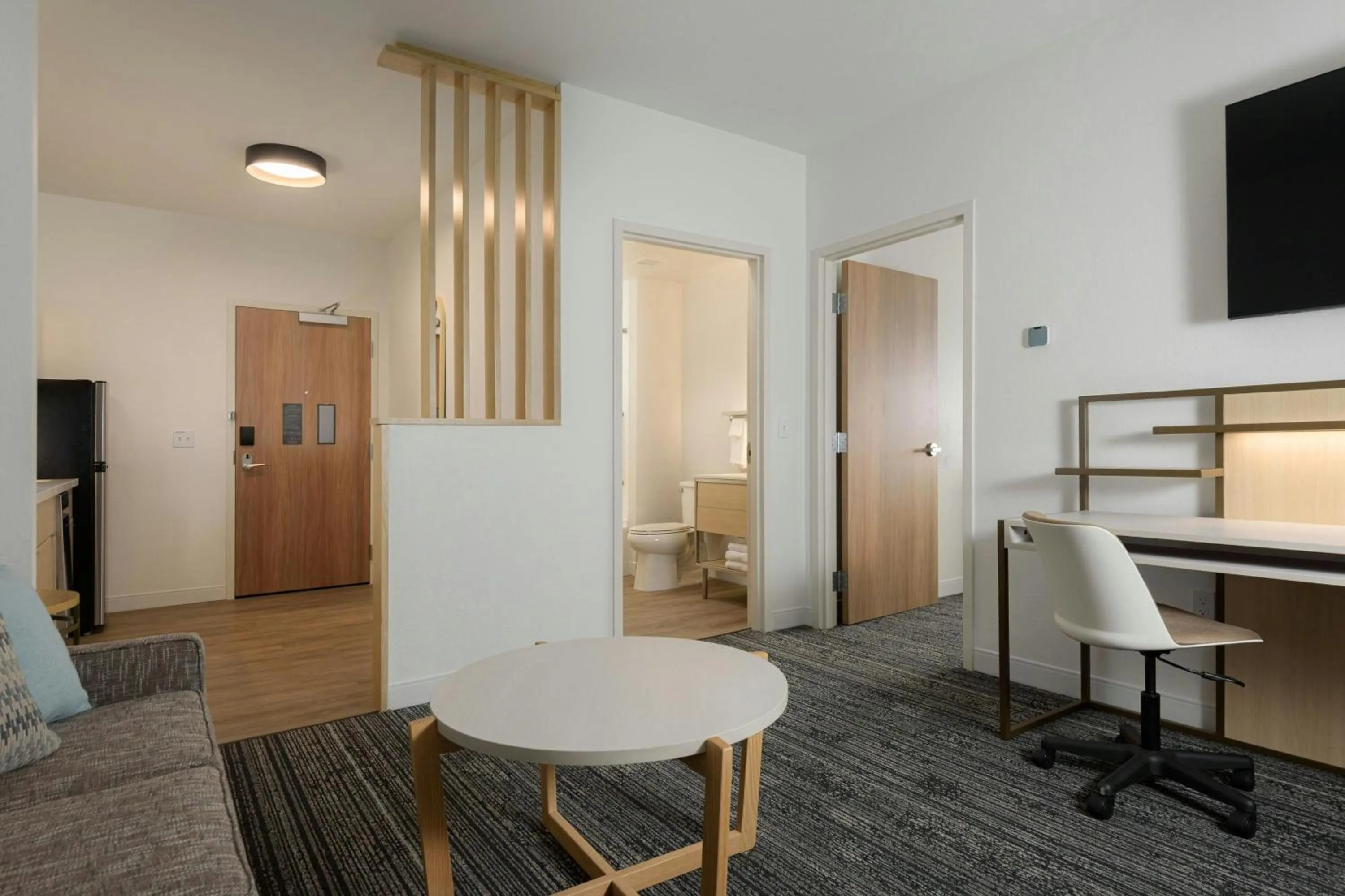 Living room in TownePlace Suites by Marriott Cincinnati Oakley