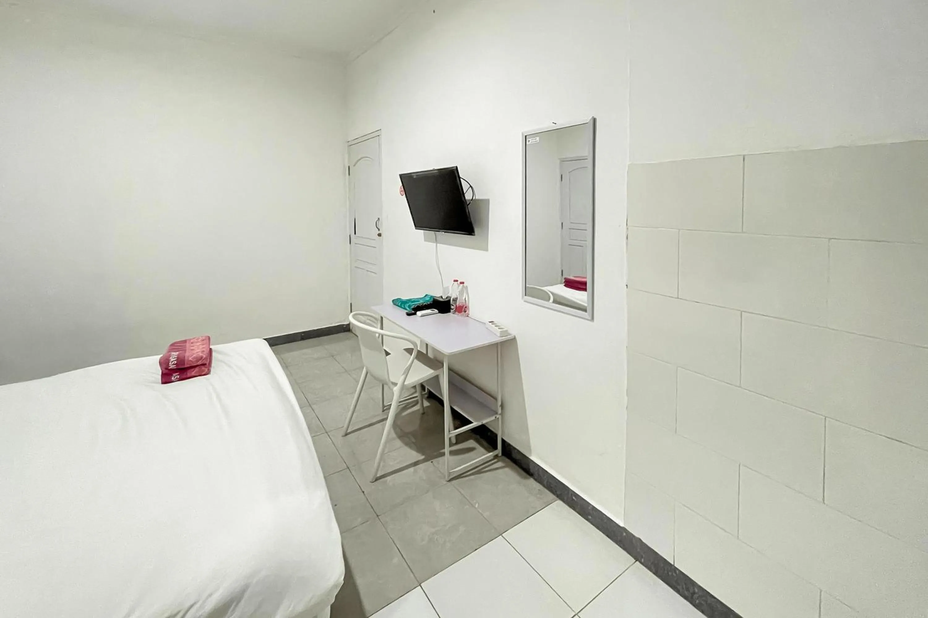 Bedroom, Bed in Urbanview Syariah Sasarengan Inn near RSUD Waled Cirebon