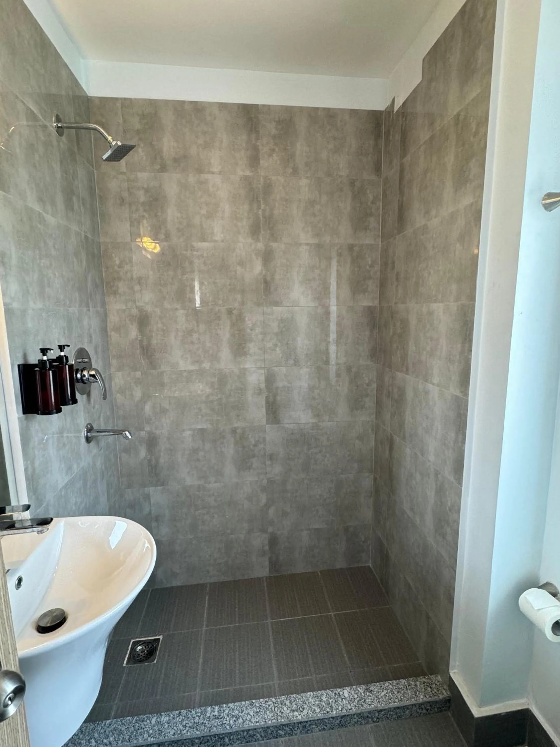 Bathroom in Hotel Alleyway Express