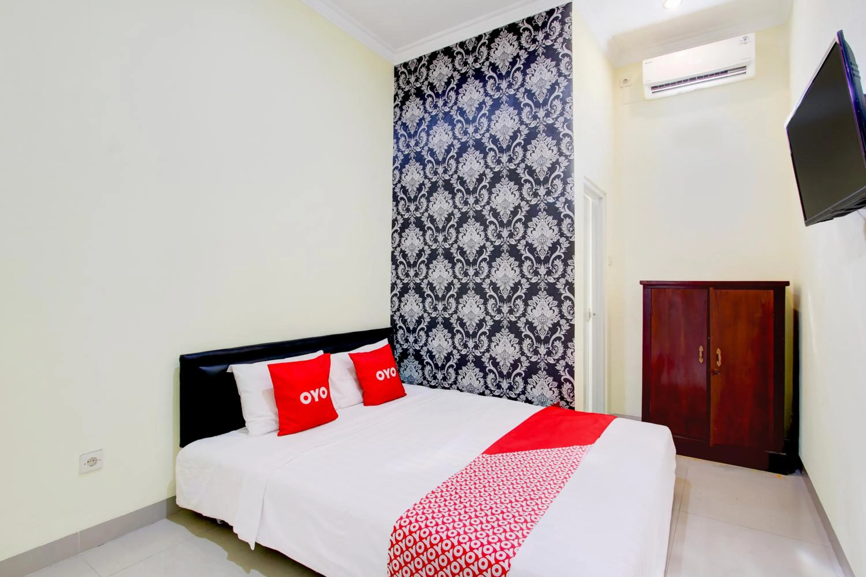 Photo of the whole room, Bed in Hotel O Sleman Near Bandara Adi Sutjipto Formerly Joglo Sorogenen