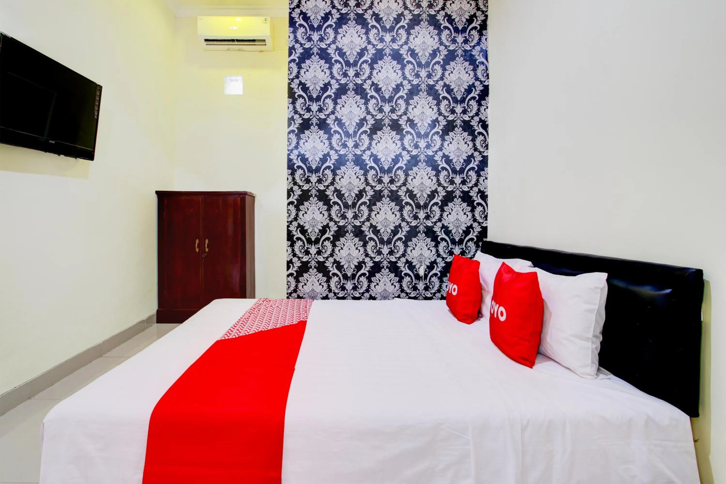 Photo of the whole room, Bed in Hotel O Sleman Near Bandara Adi Sutjipto Formerly Joglo Sorogenen