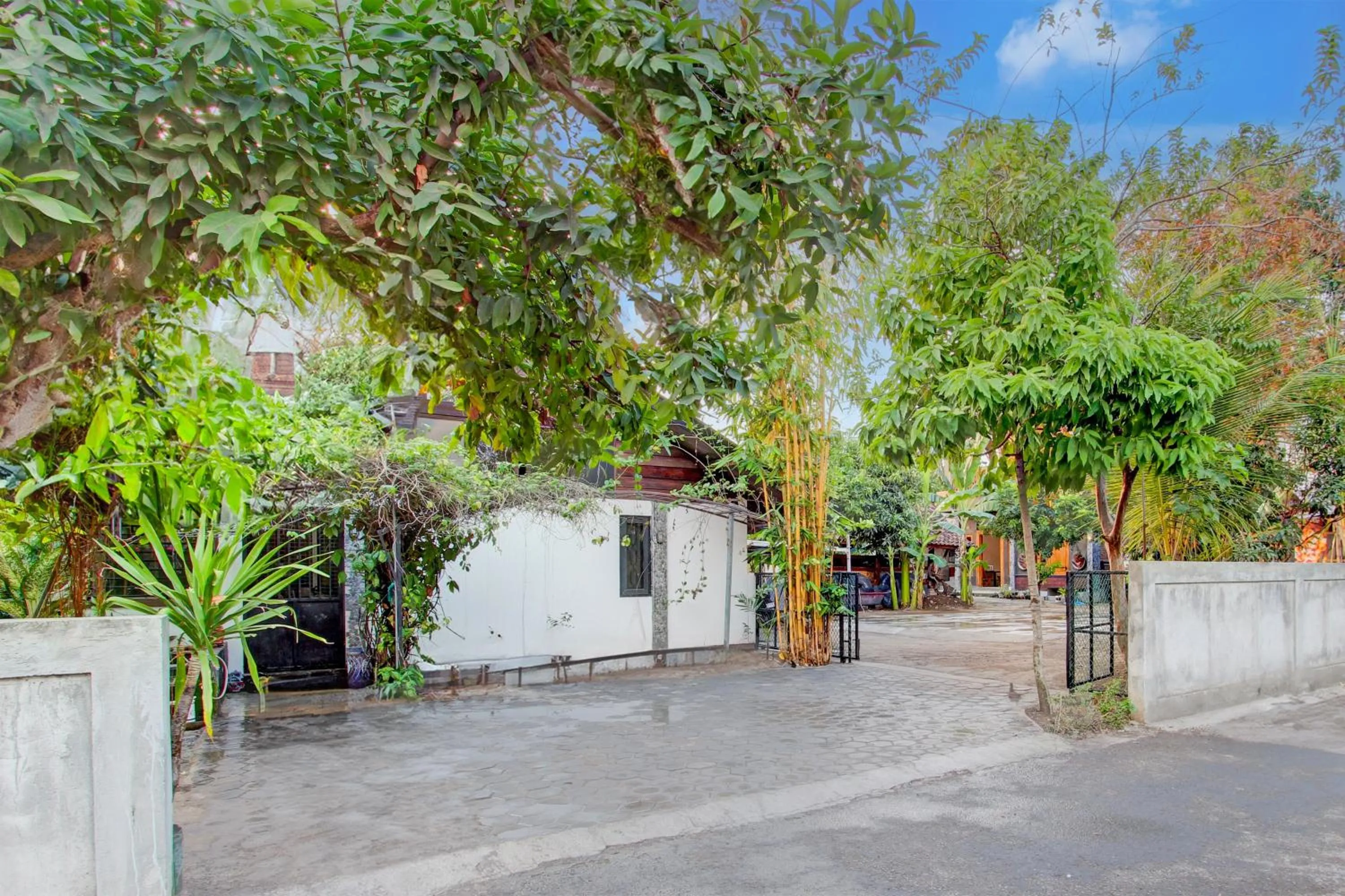 Facade/entrance in Capital O 94274 Homestay Balimoelih