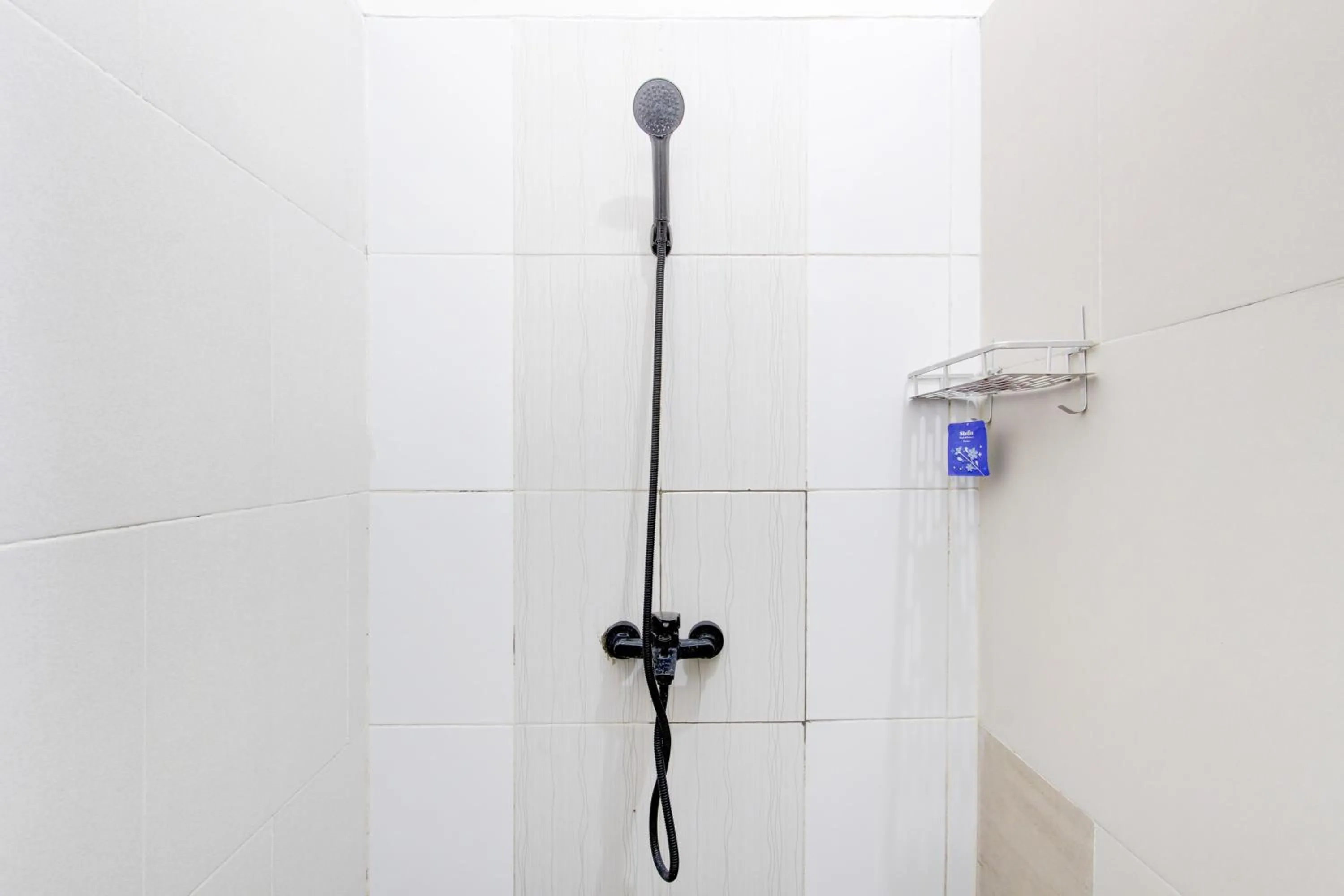 Bathroom in Capital O 94274 Homestay Balimoelih