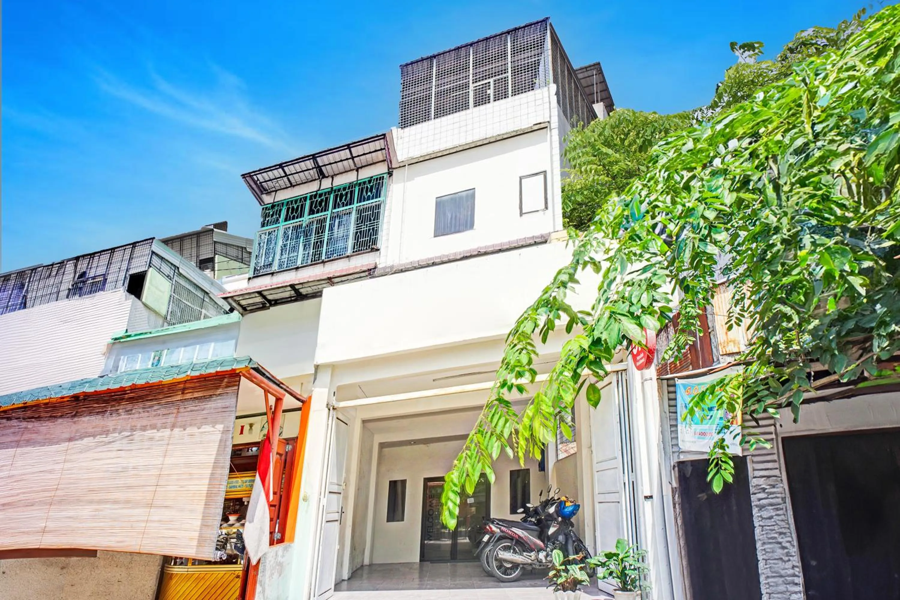 Facade/entrance in Hotel O Mandala Near Universitas Negeri Medan ( UNIMED )
