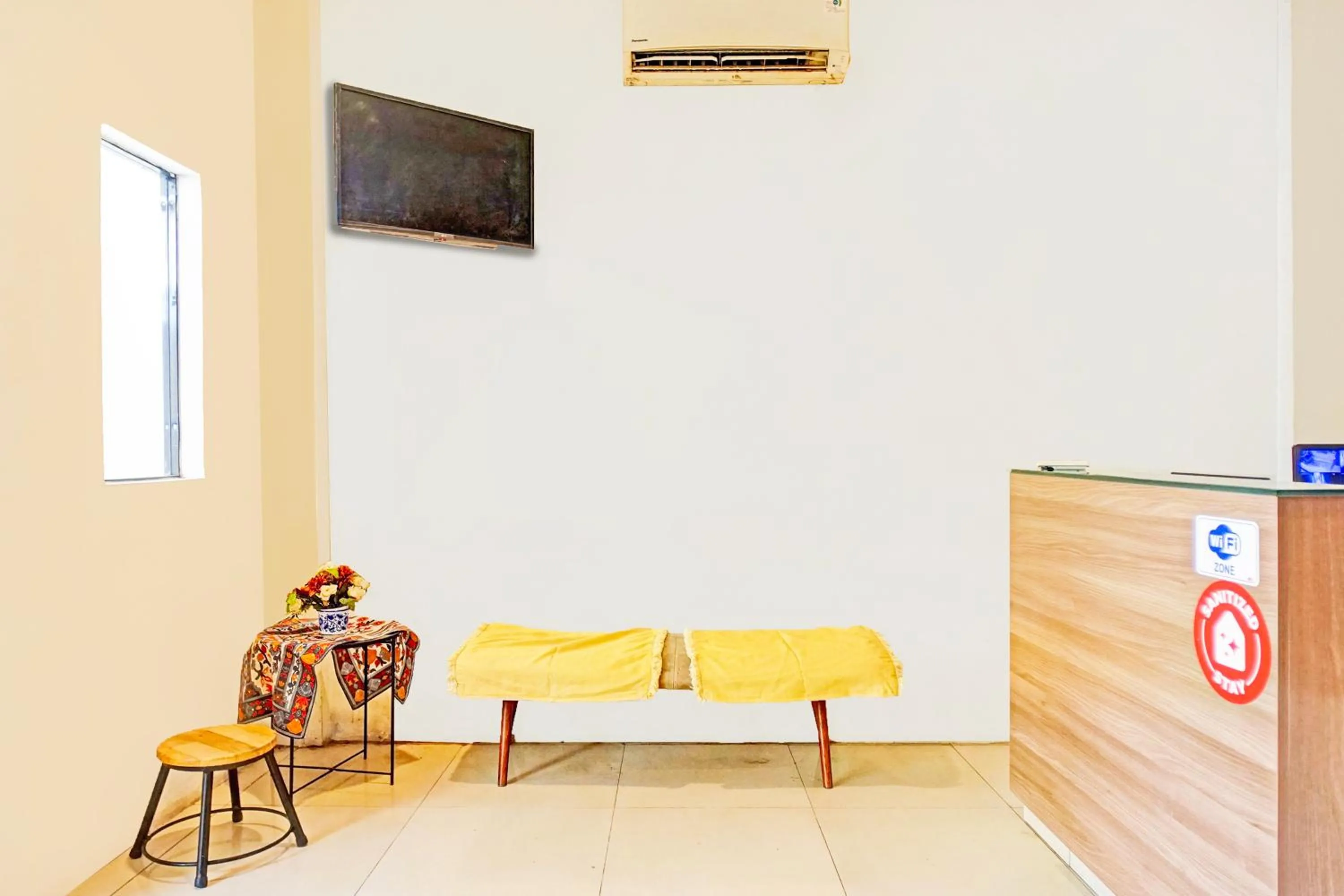 Lobby or reception in Hotel O Mandala Near Universitas Negeri Medan ( UNIMED )