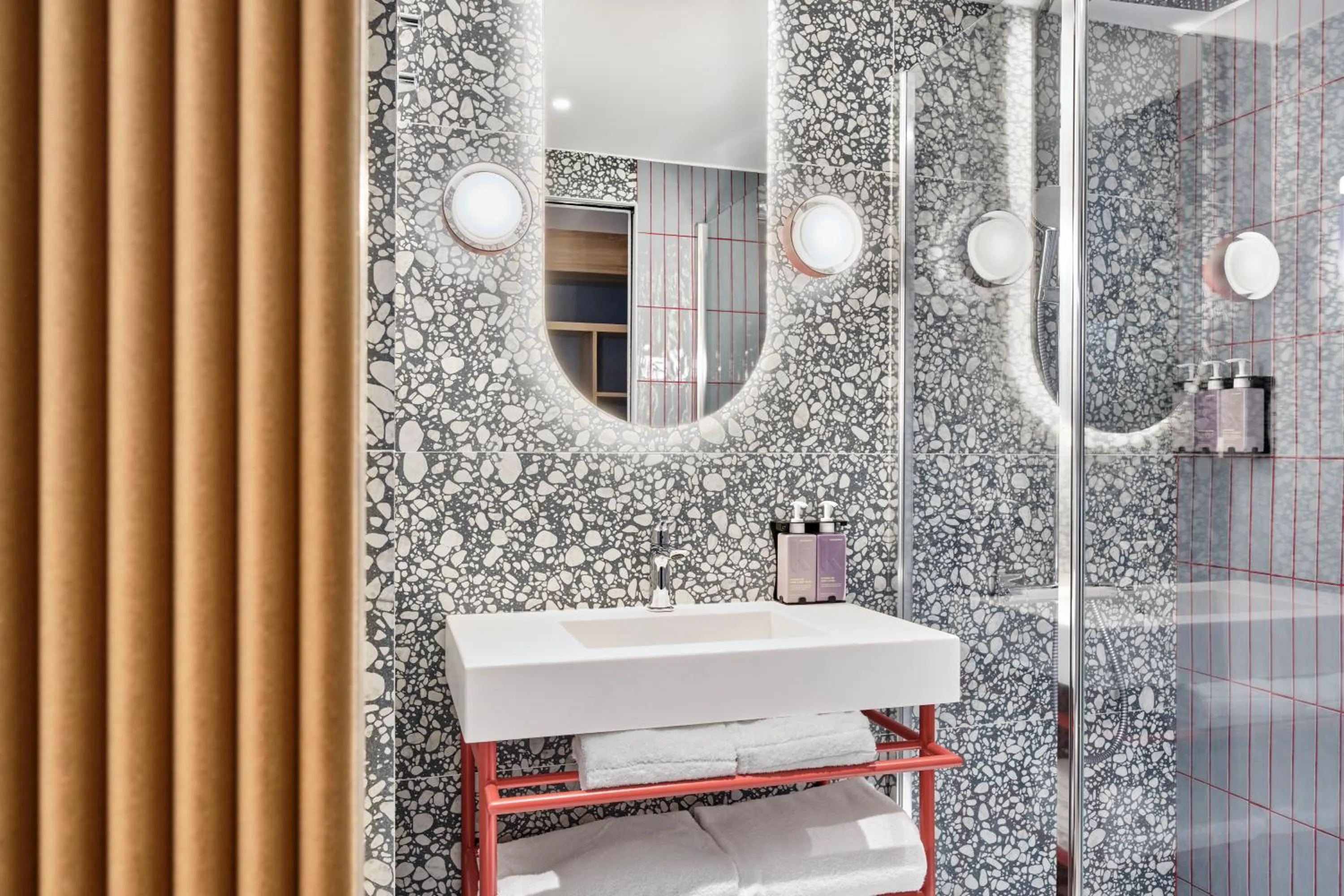 Shower in TRIBE Paris Pantin