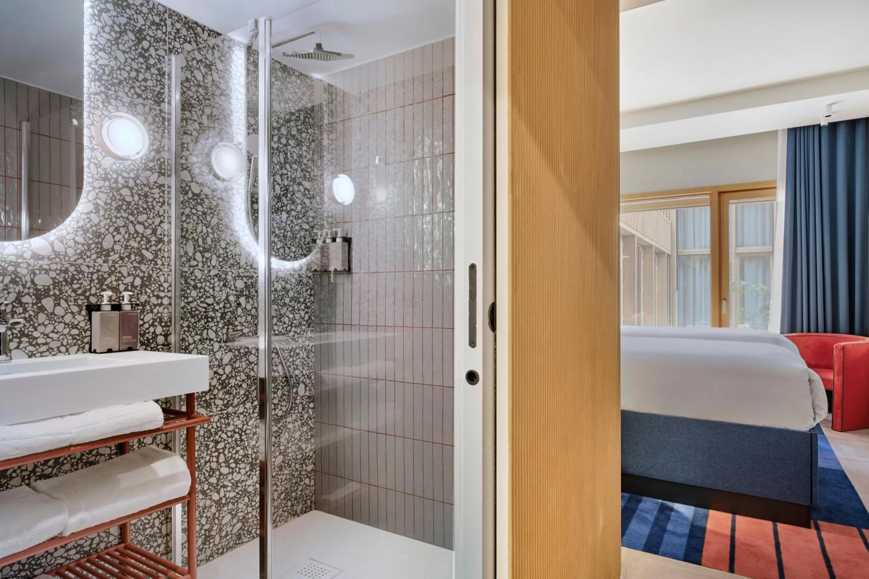 Shower, Bed in TRIBE Paris Pantin