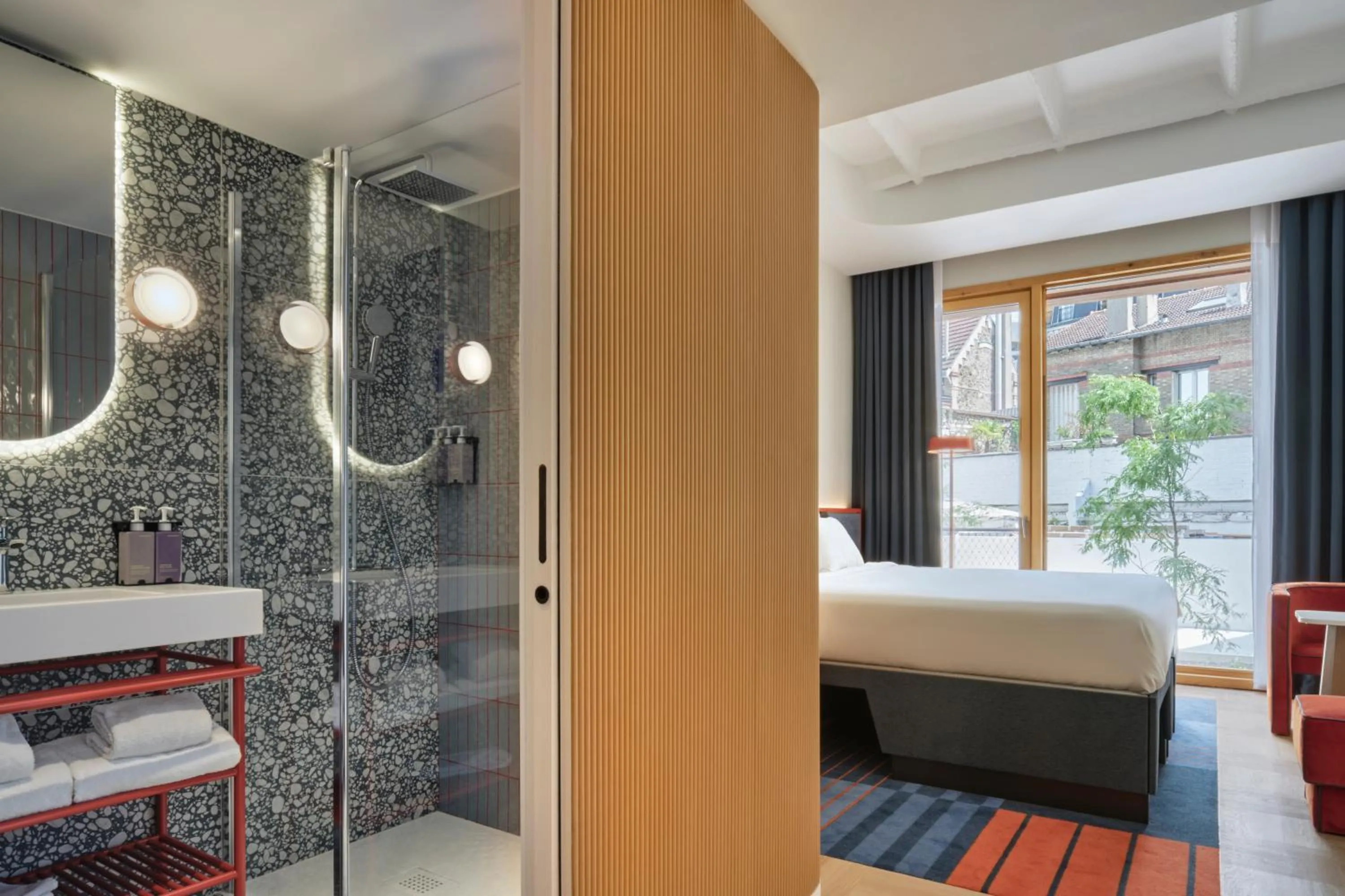 Shower, Bed in TRIBE Paris Pantin