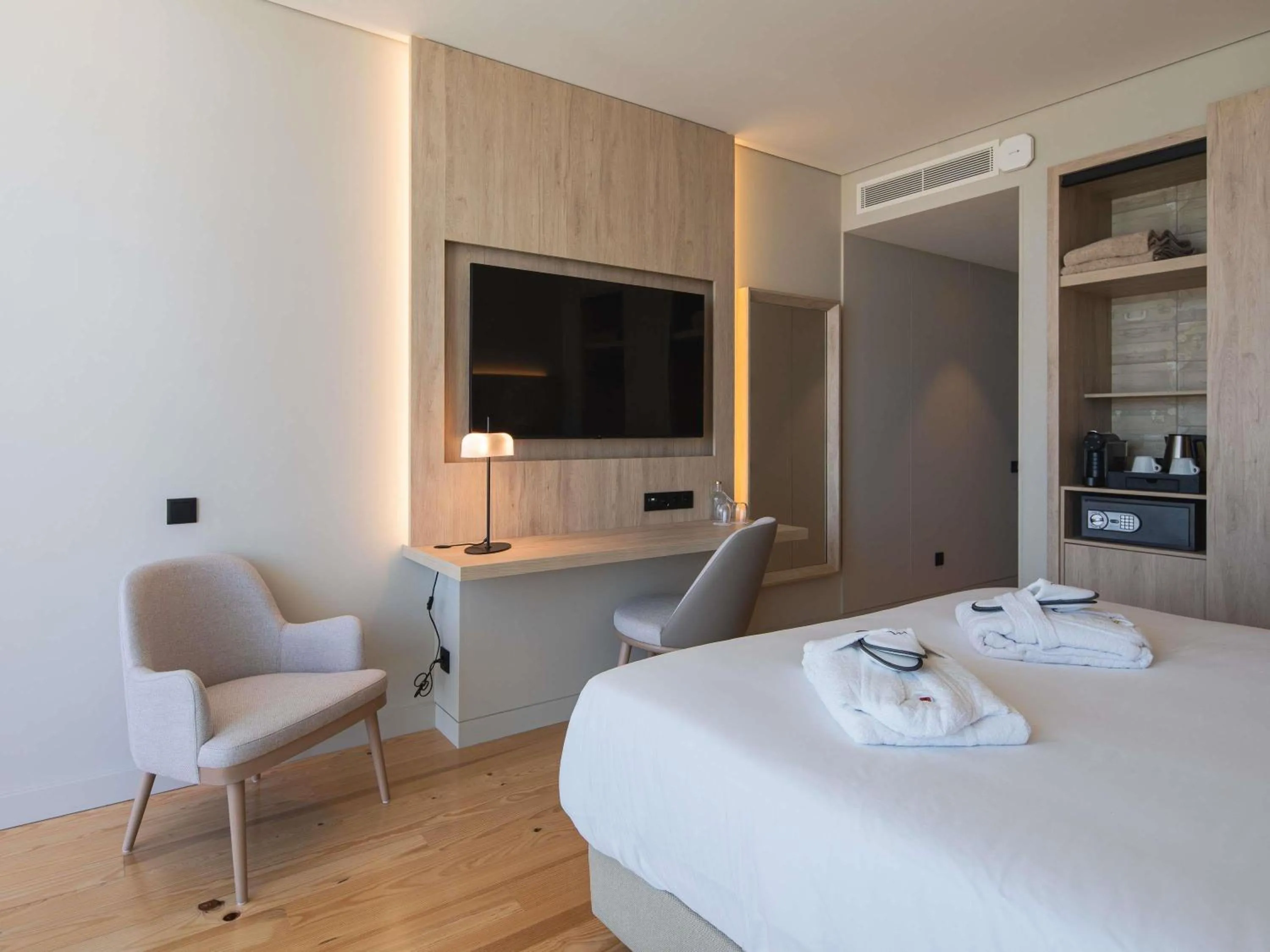 Bedroom, Bed in Mercure Ponta Delgada Azores