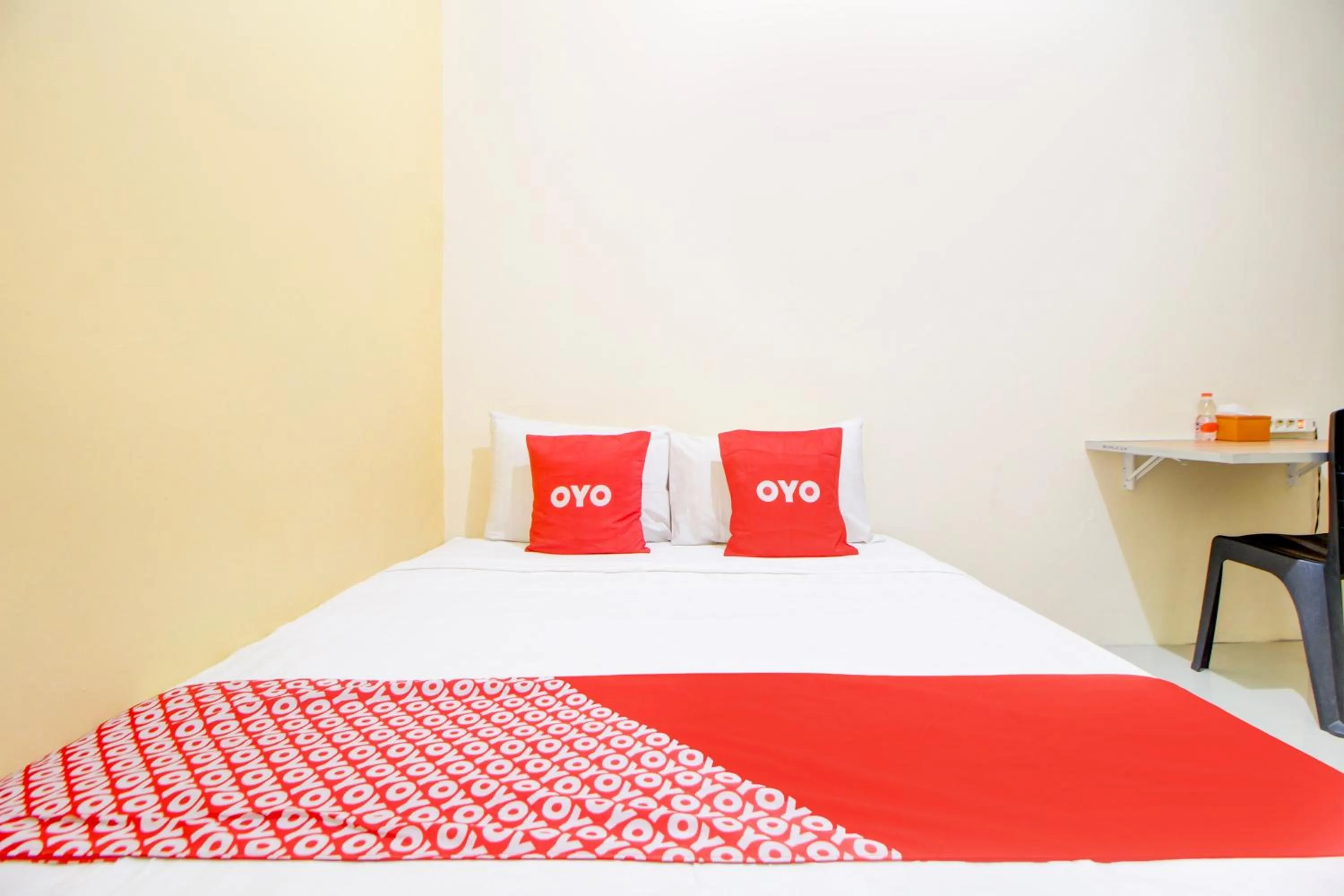 Bedroom, Bed in Hotel O Alun-Alun Purwokerto Near Gor Satria Purwokerto Formerly Guest House Blessing