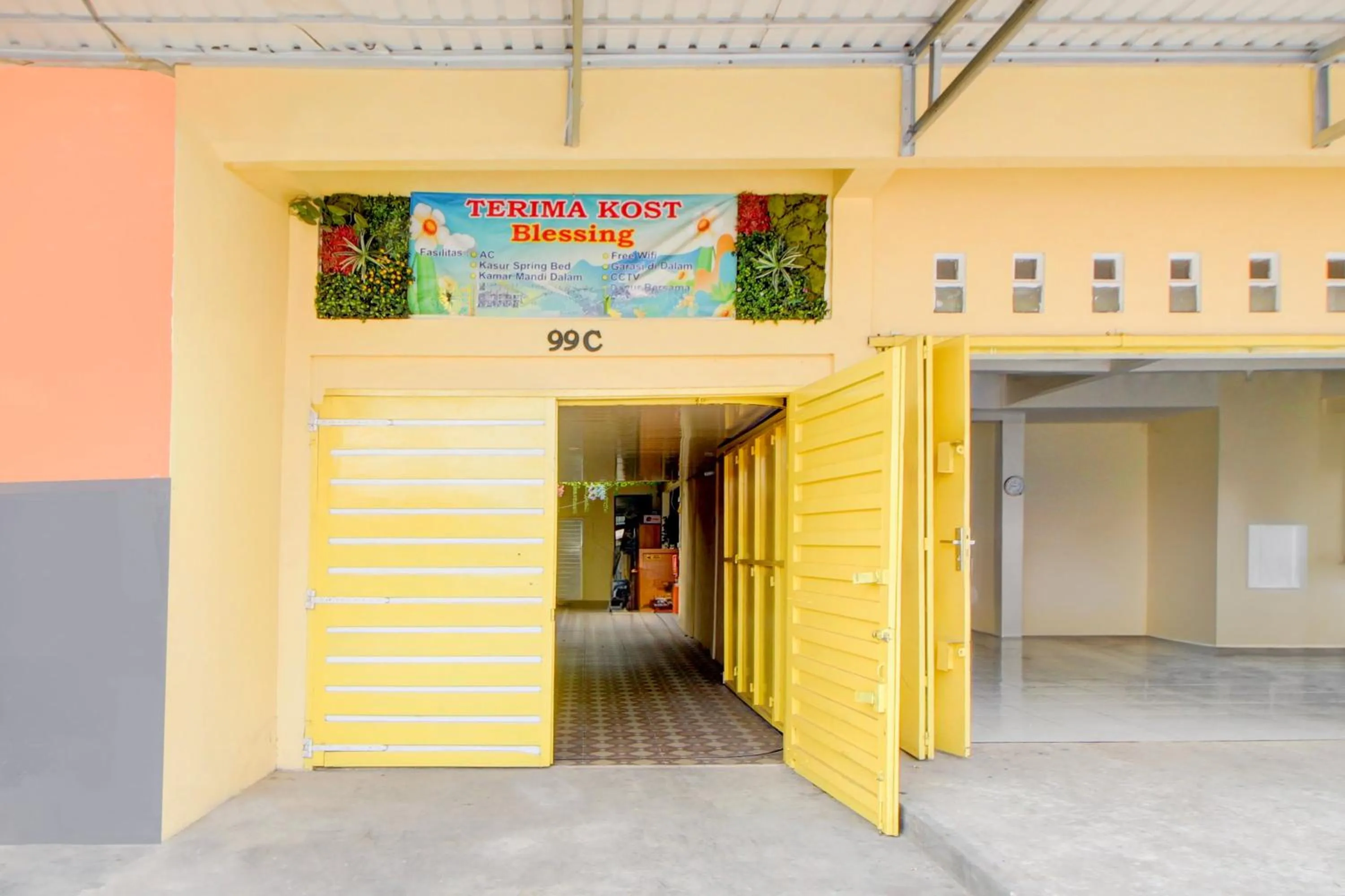 Facade/entrance in Hotel O Alun-Alun Purwokerto Near Gor Satria Purwokerto Formerly Guest House Blessing