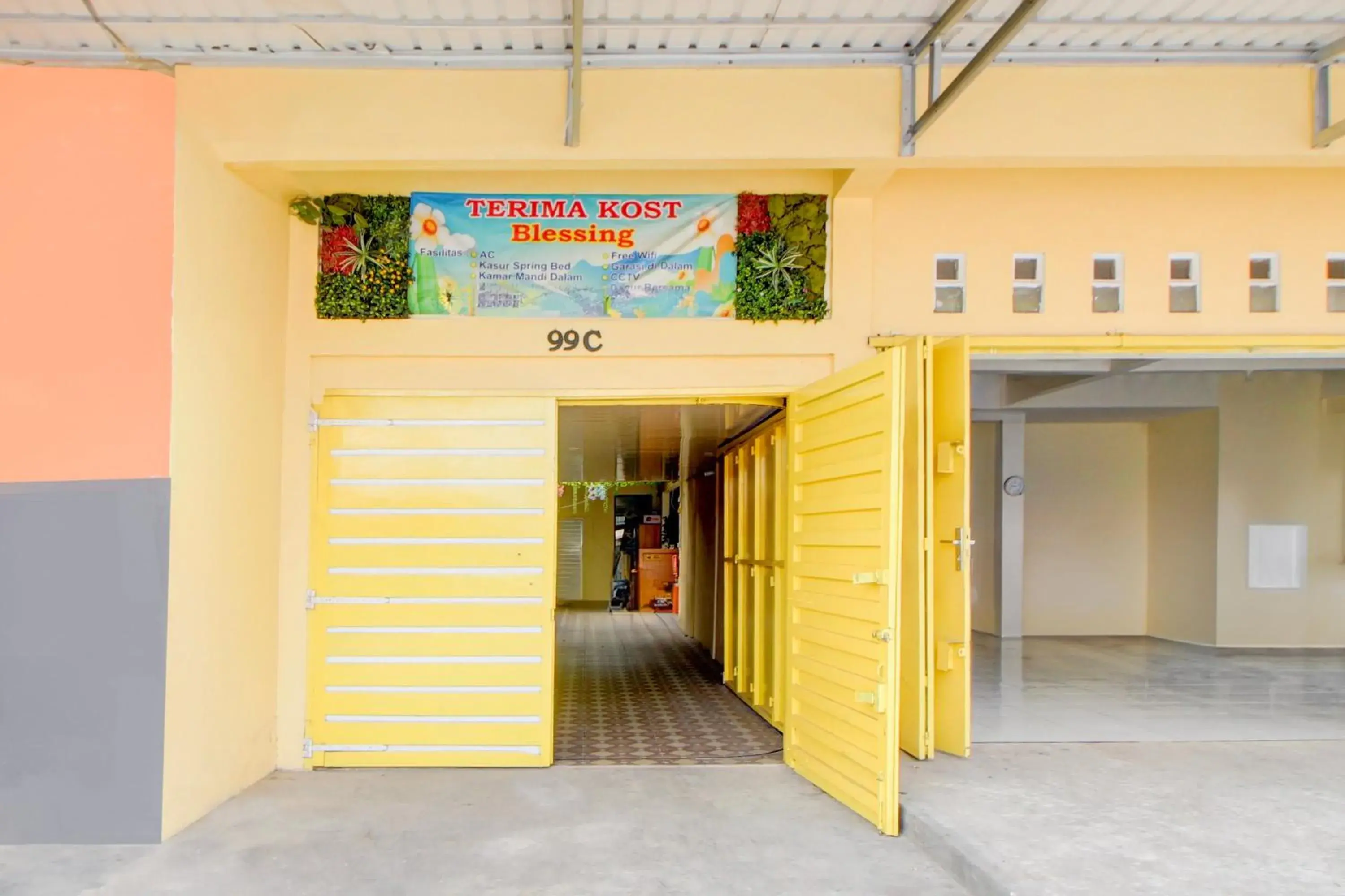 Facade/entrance in Hotel O Alun-Alun Purwokerto Near Gor Satria Purwokerto Formerly Guest House Blessing Facade/entrance in Hotel O Alun-Alun Purwokerto Near Gor Satria Purwokerto Formerly Guest House Blessing