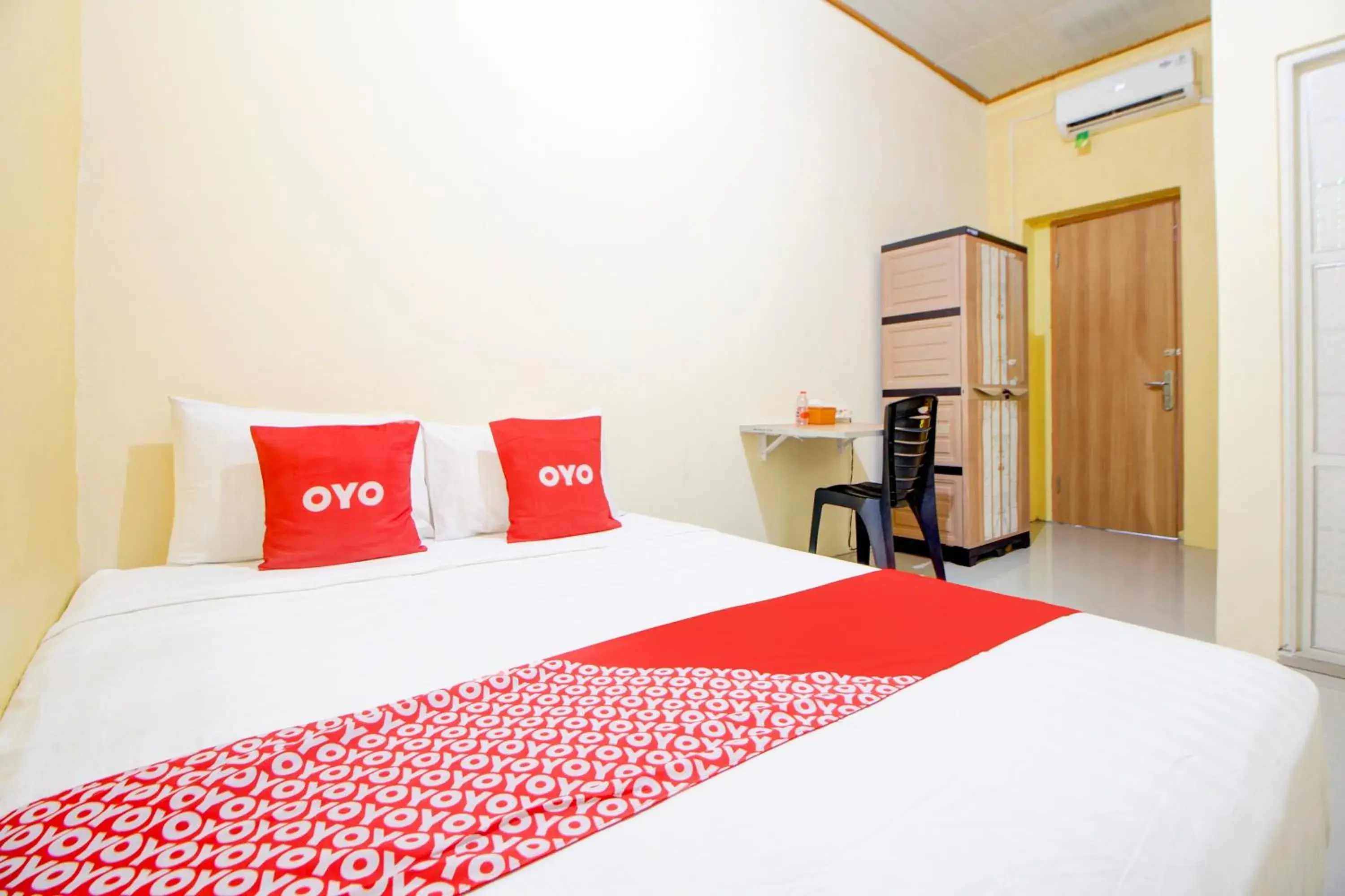 Bedroom, Bed in Hotel O Alun-Alun Purwokerto Near Gor Satria Purwokerto Formerly Guest House Blessing Bedroom, Bed in Hotel O Alun-Alun Purwokerto Near Gor Satria Purwokerto Formerly Guest House Blessing
