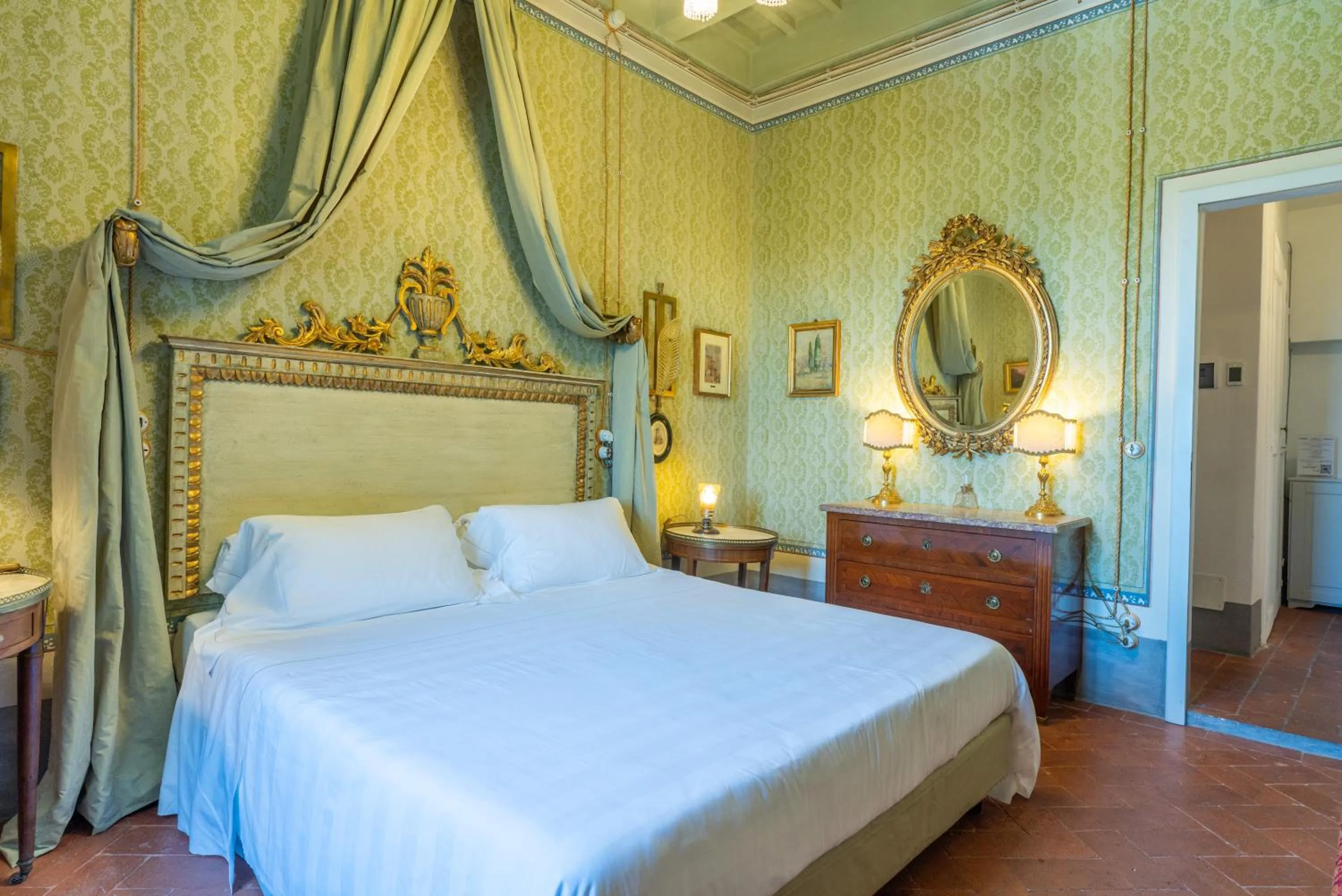 Photo of the whole room, Bed in Palazzo Nobile di San Donato - Historic Experience
