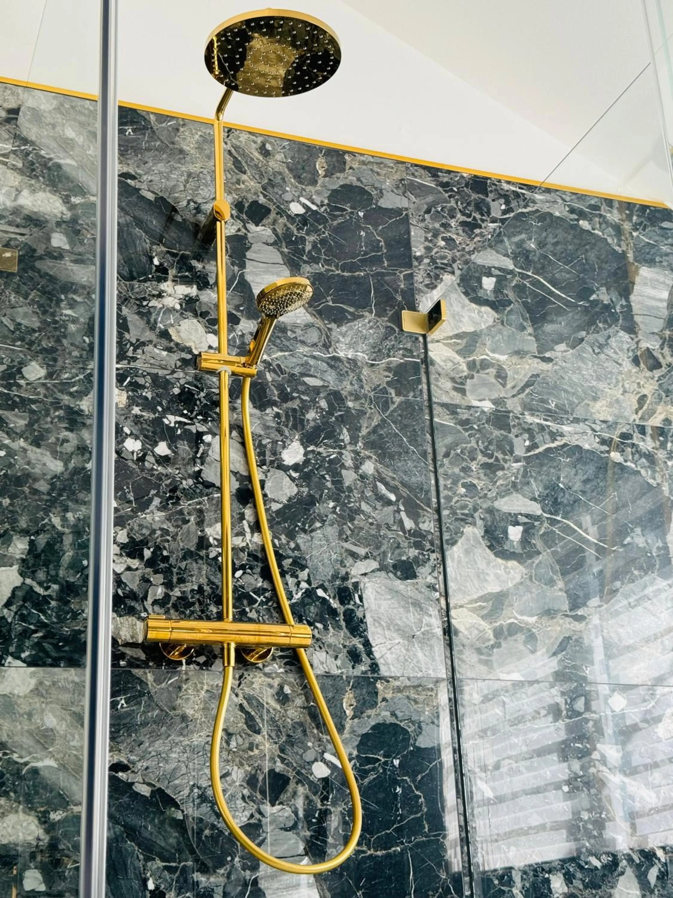 Shower in Whirlpool-Zimmer-VIP