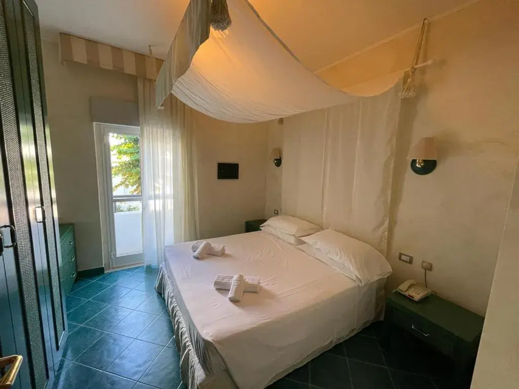 Double or Twin Room with Private Bathroom in Apulia Hotel Baia dei Faraglioni Resort Double or Twin Room with Private Bathroom in Apulia Hotel Baia dei Faraglioni Resort