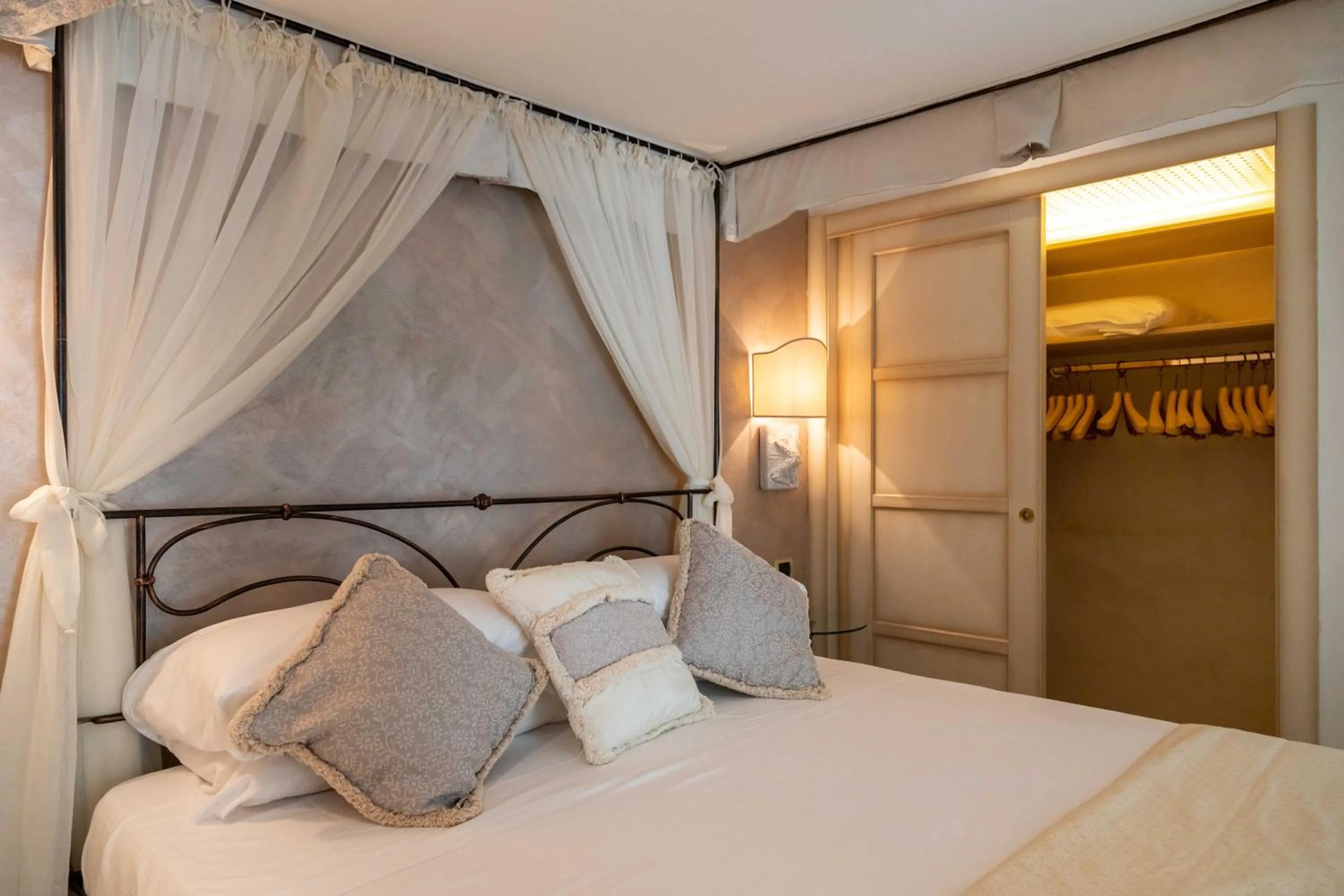 Bed in AH Premium Baia dei Faraglioni