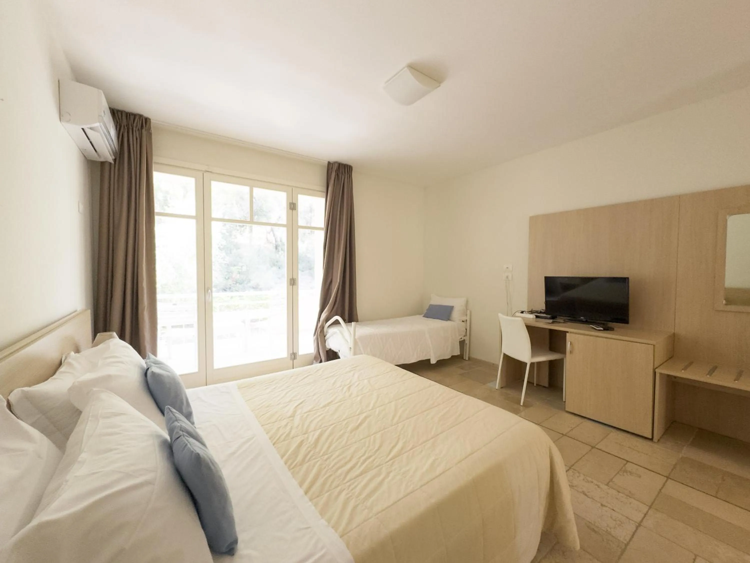 Bed in Apulia Hotel Baia dei Faraglioni Resort