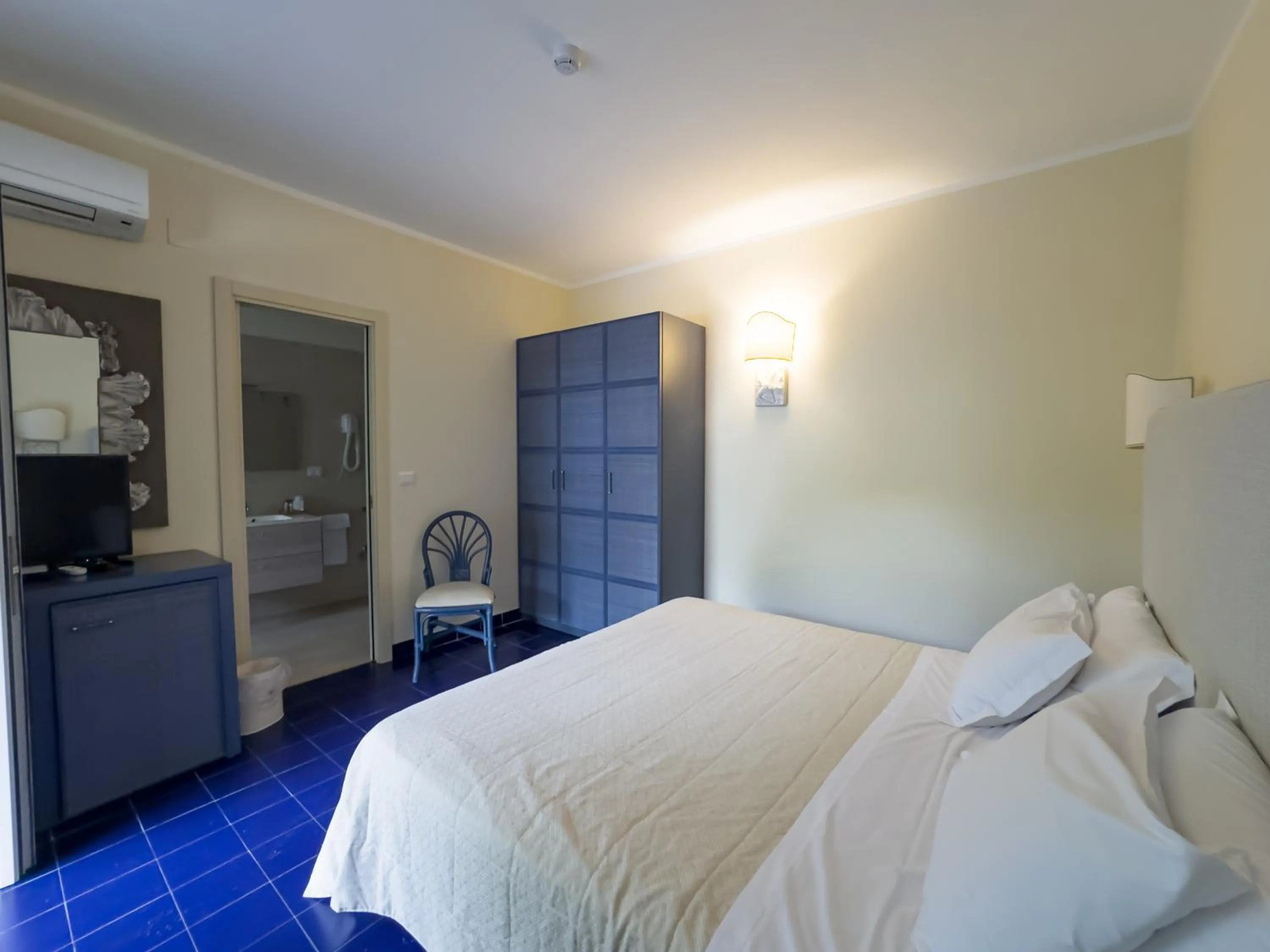 Bed in Apulia Hotel Baia dei Faraglioni Resort