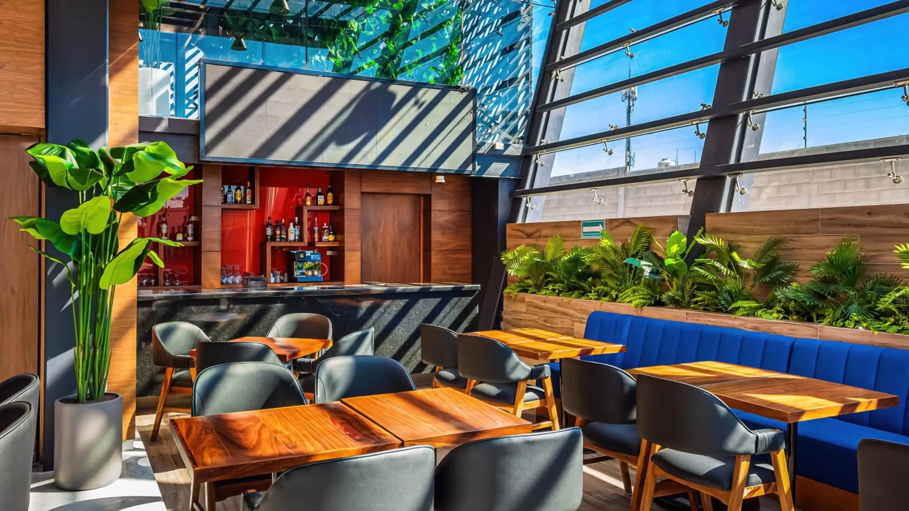 Lounge or bar in Hampton By Hilton Queretaro Juriquilla Lounge or bar in Hampton By Hilton Queretaro Juriquilla