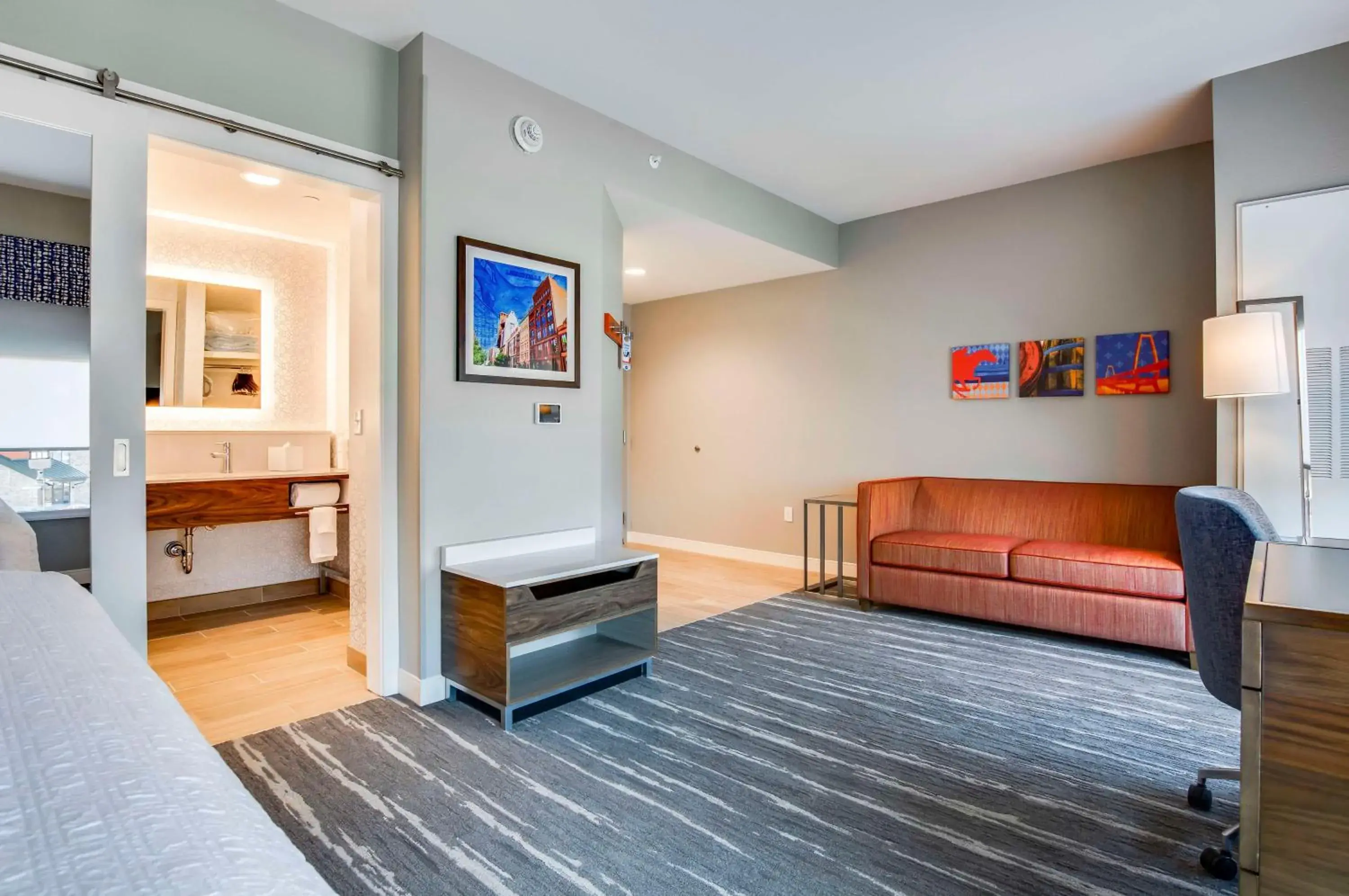 Living room, Bed in Hampton Inn & Suites By Hilton Louisville East Oxmoor Living room, Bed in Hampton Inn & Suites By Hilton Louisville East Oxmoor