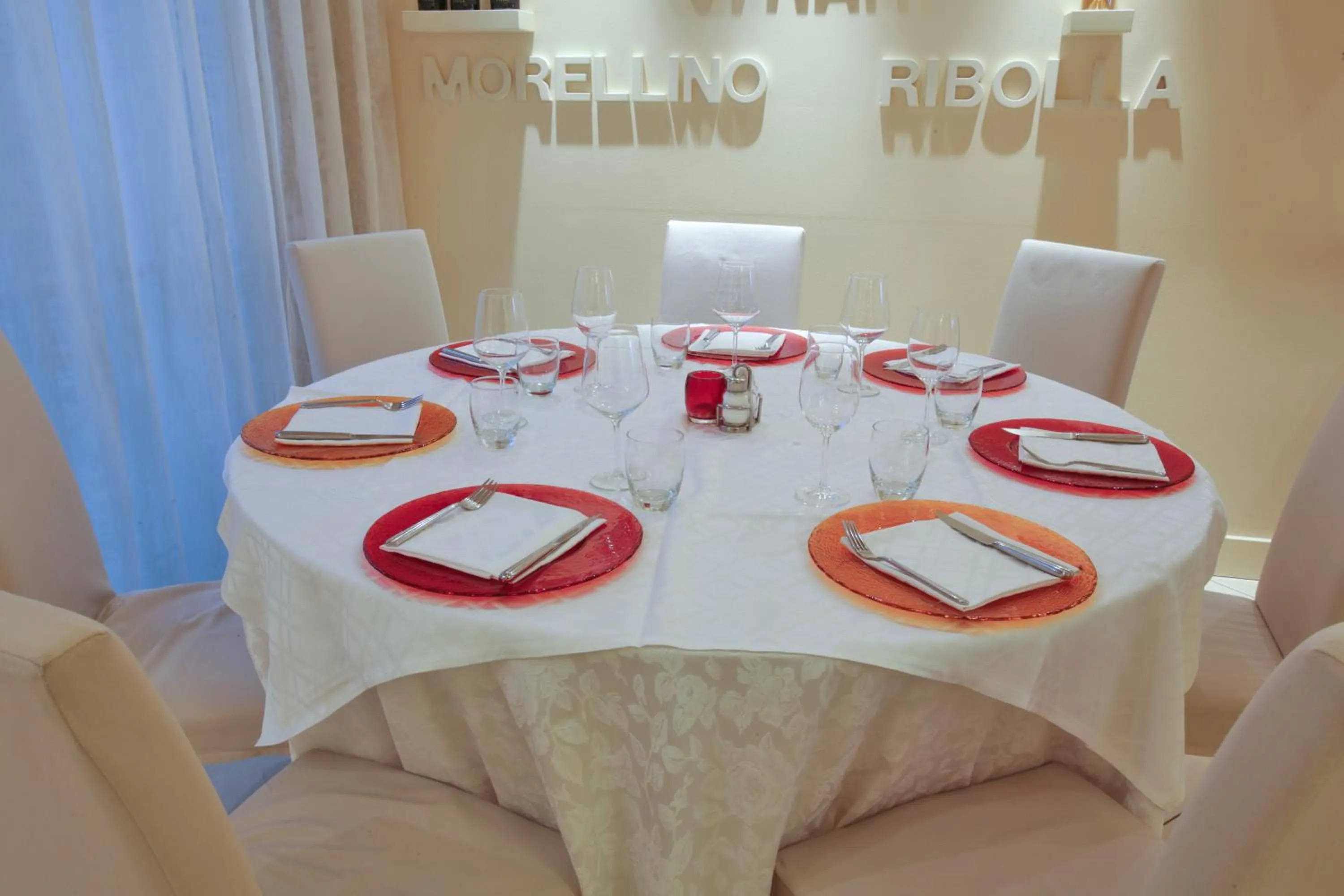 Restaurant/places to eat in Hotel Touring