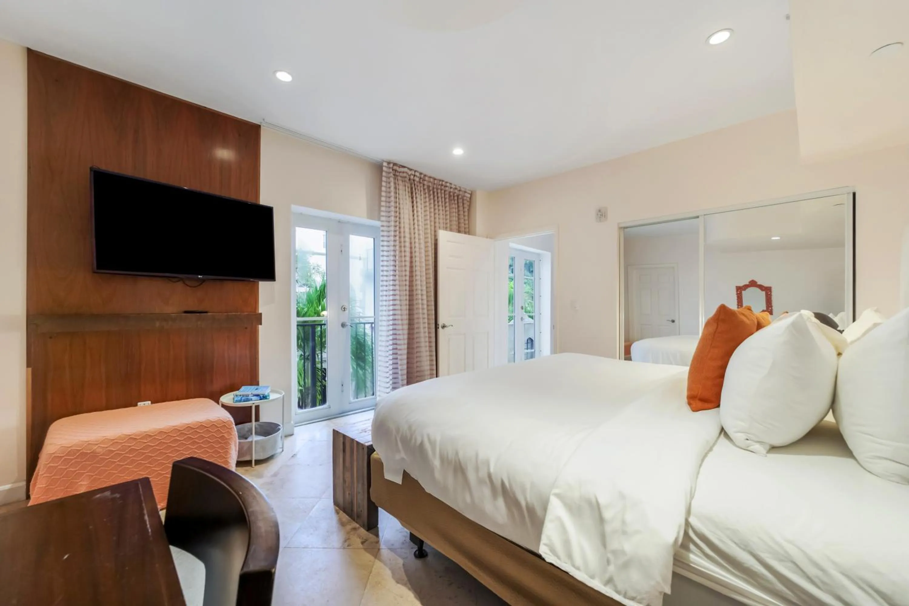 Communal lounge/ TV room, Bed in Casa Victoria Orchid Hotel