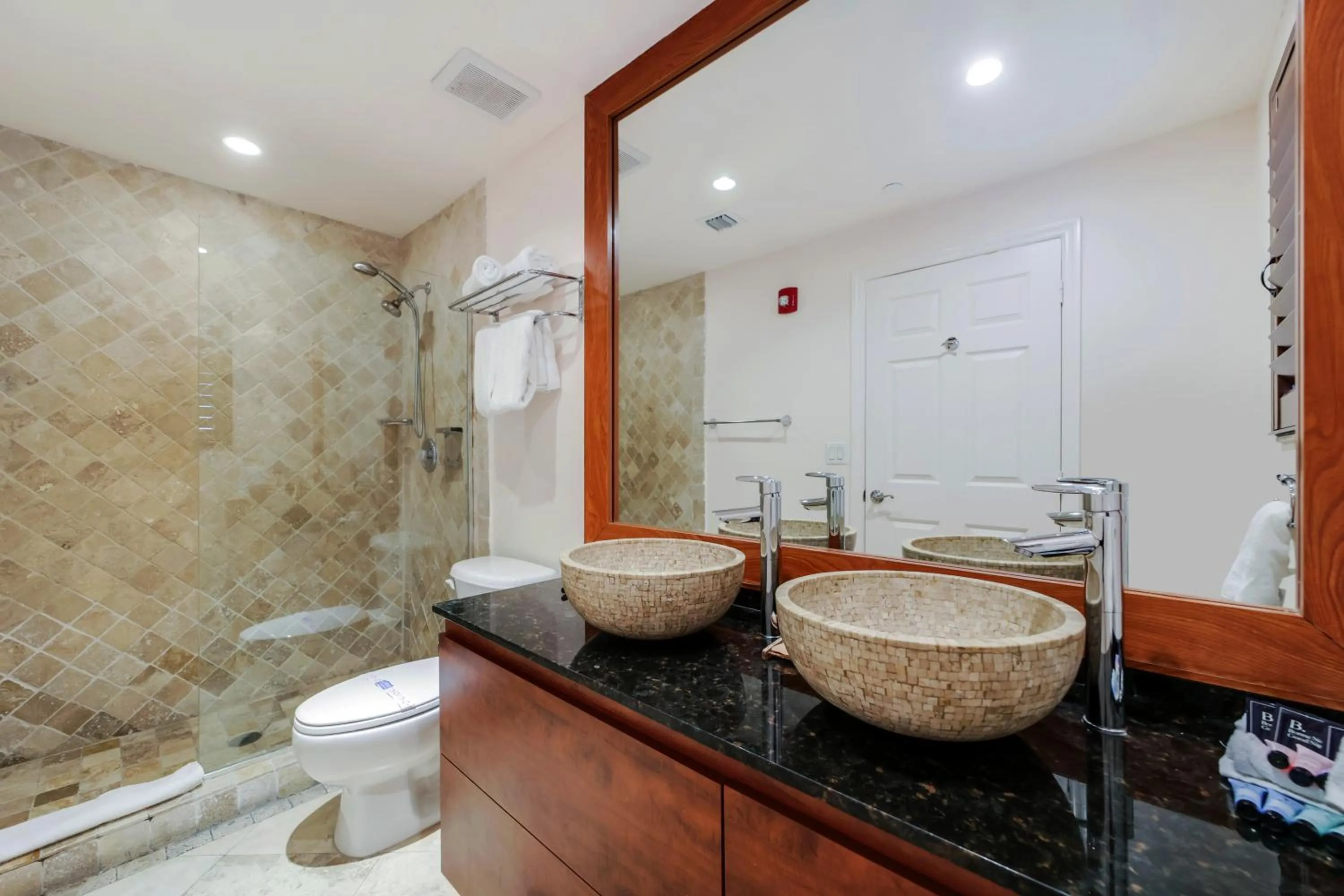 Shower in Casa Victoria Orchid Hotel