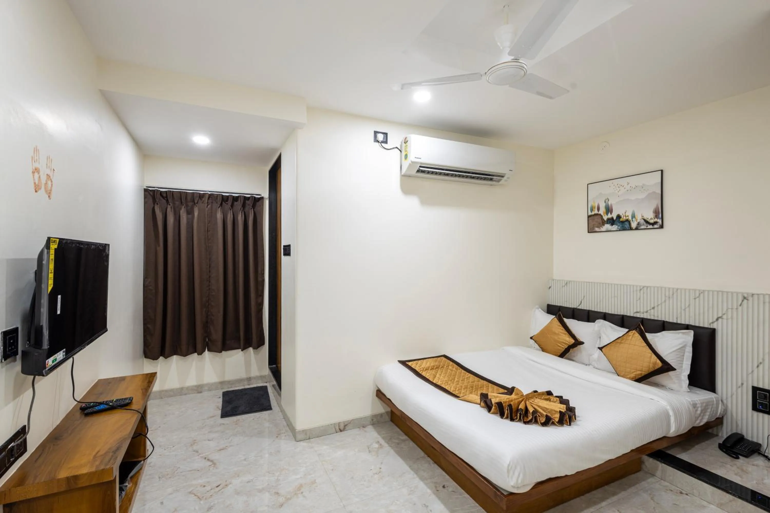 Bed in Hotel Money Plant