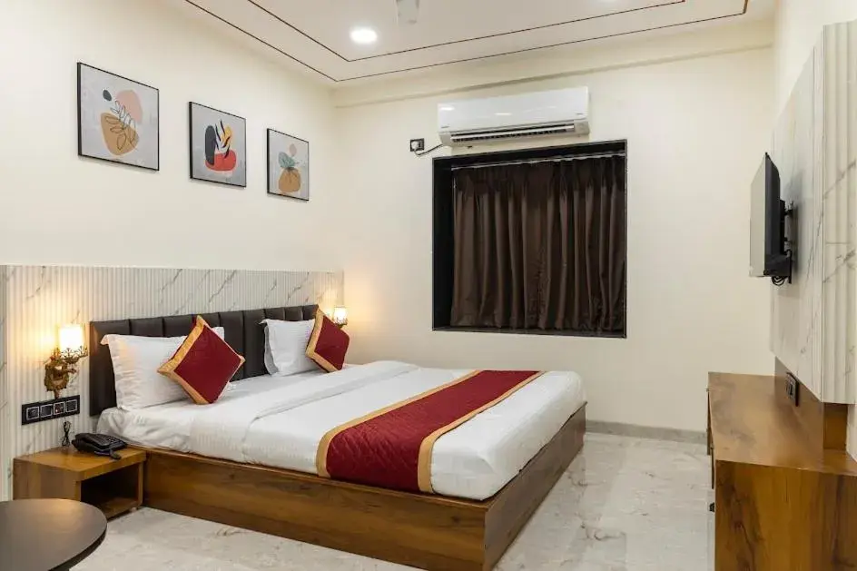 Bed in Hotel Money Plant Bed in Hotel Money Plant