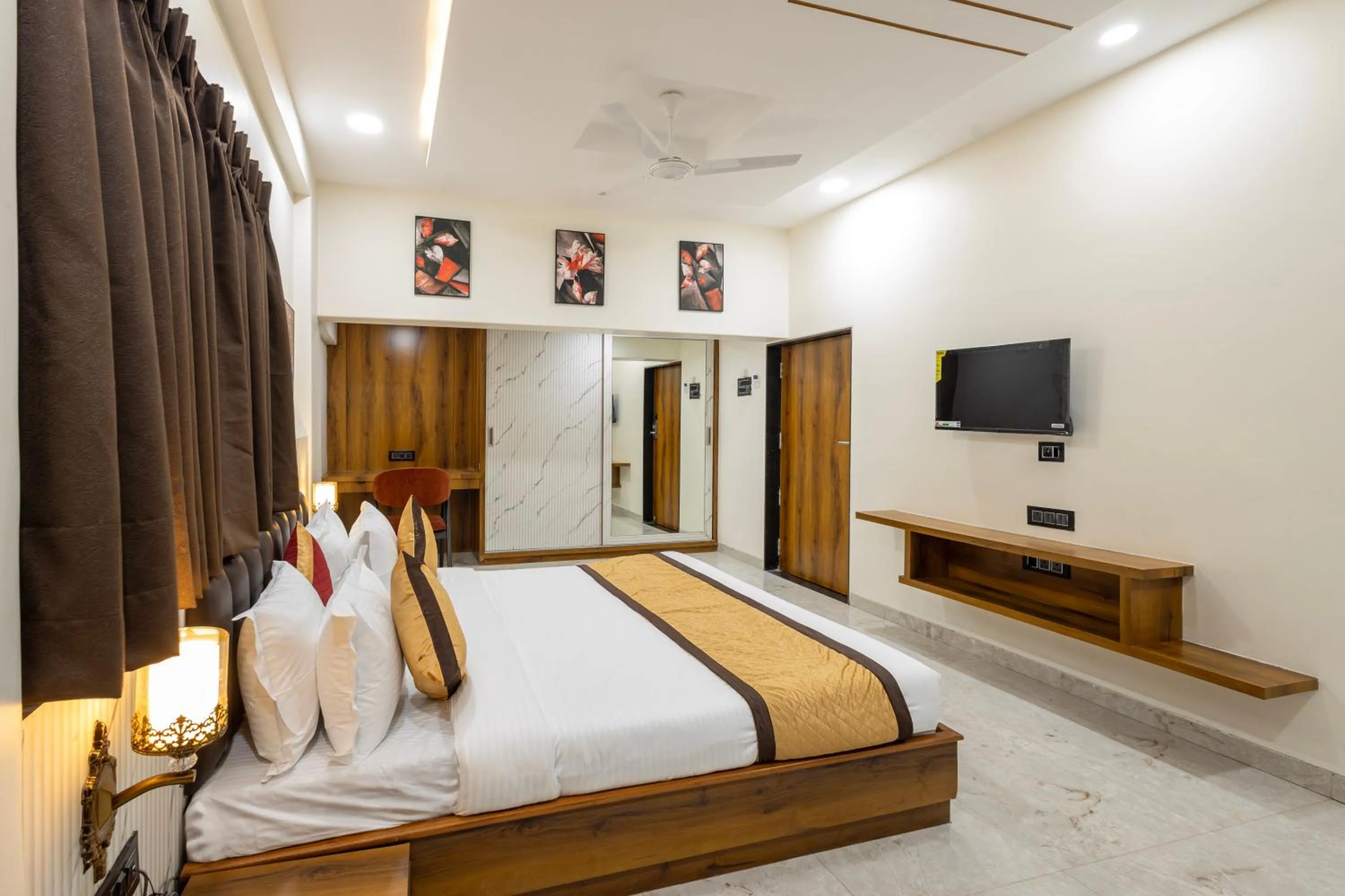 Bed in Hotel Money Plant