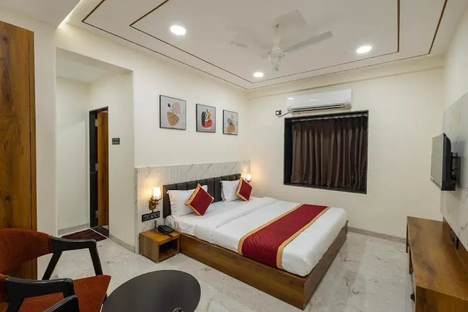 Bed in Hotel Money Plant Bed in Hotel Money Plant