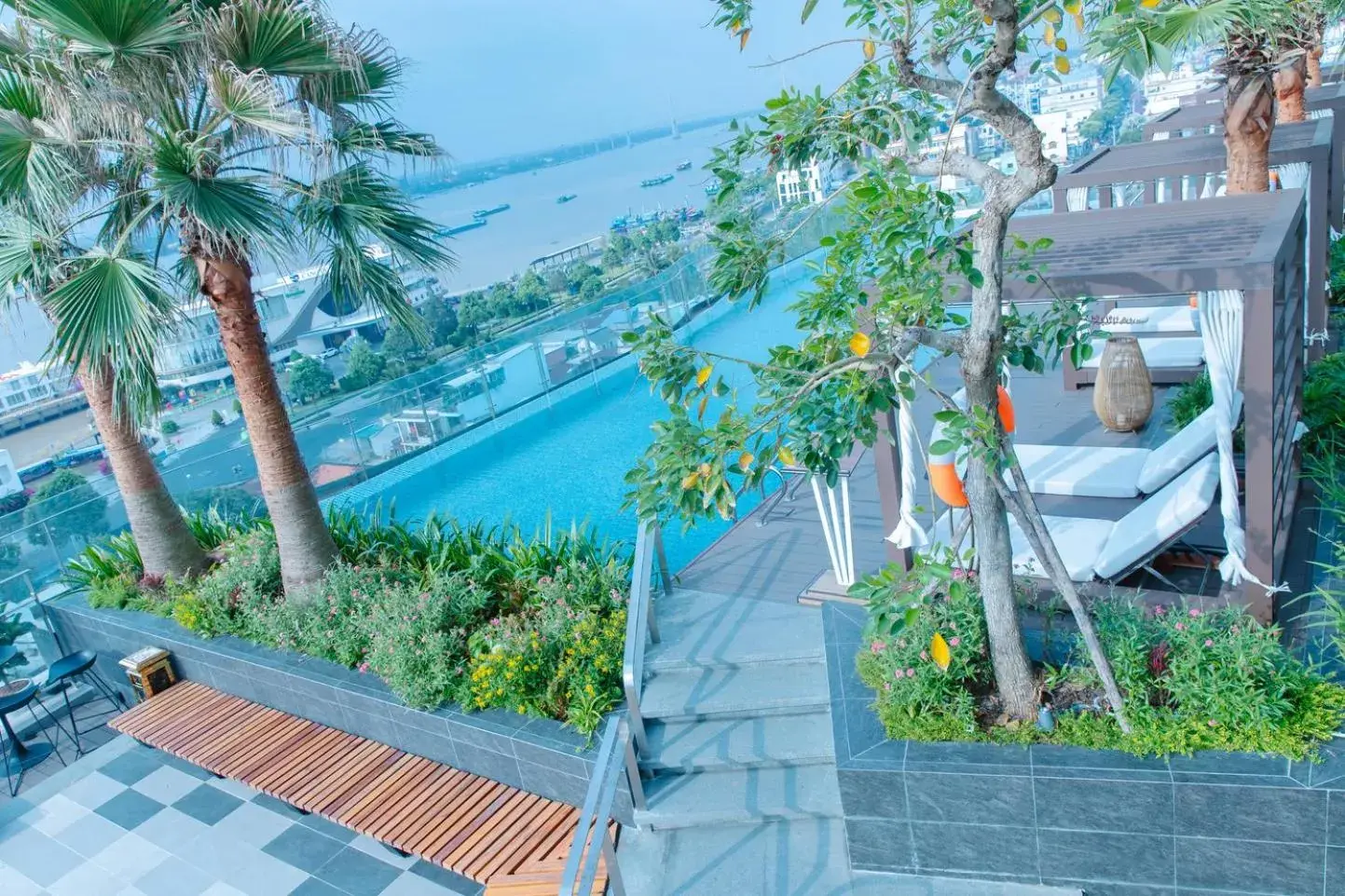 Swimming pool in CENTRAL PLAZA HOTEL - Mỹ Tho Swimming pool in CENTRAL PLAZA HOTEL - Mỹ Tho