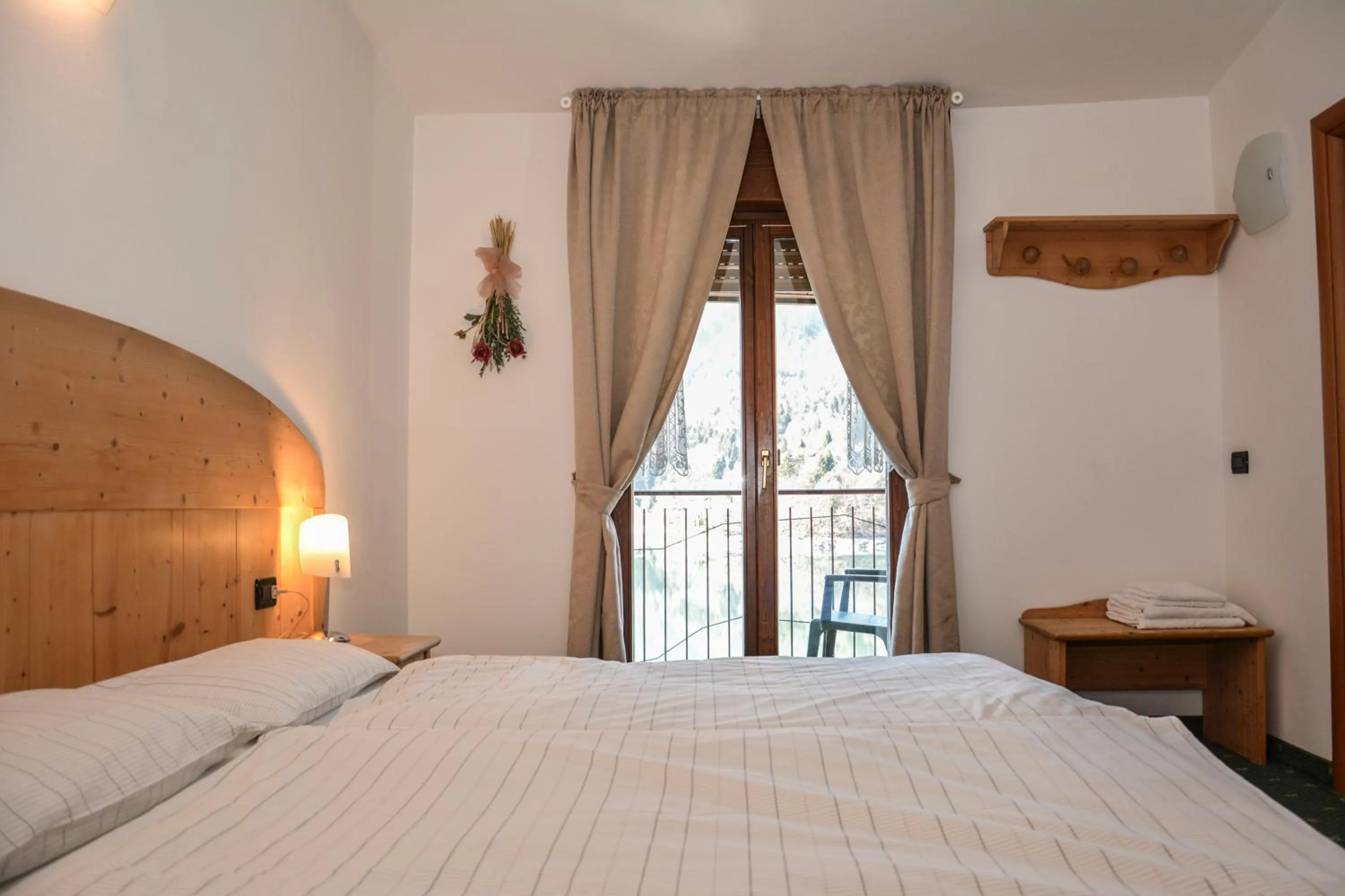 Bedroom, Bed in Albergo Mezzolago