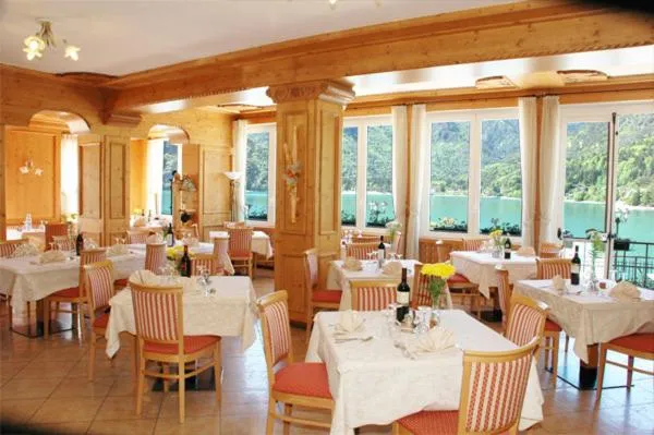 Restaurant/places to eat in Albergo Mezzolago
