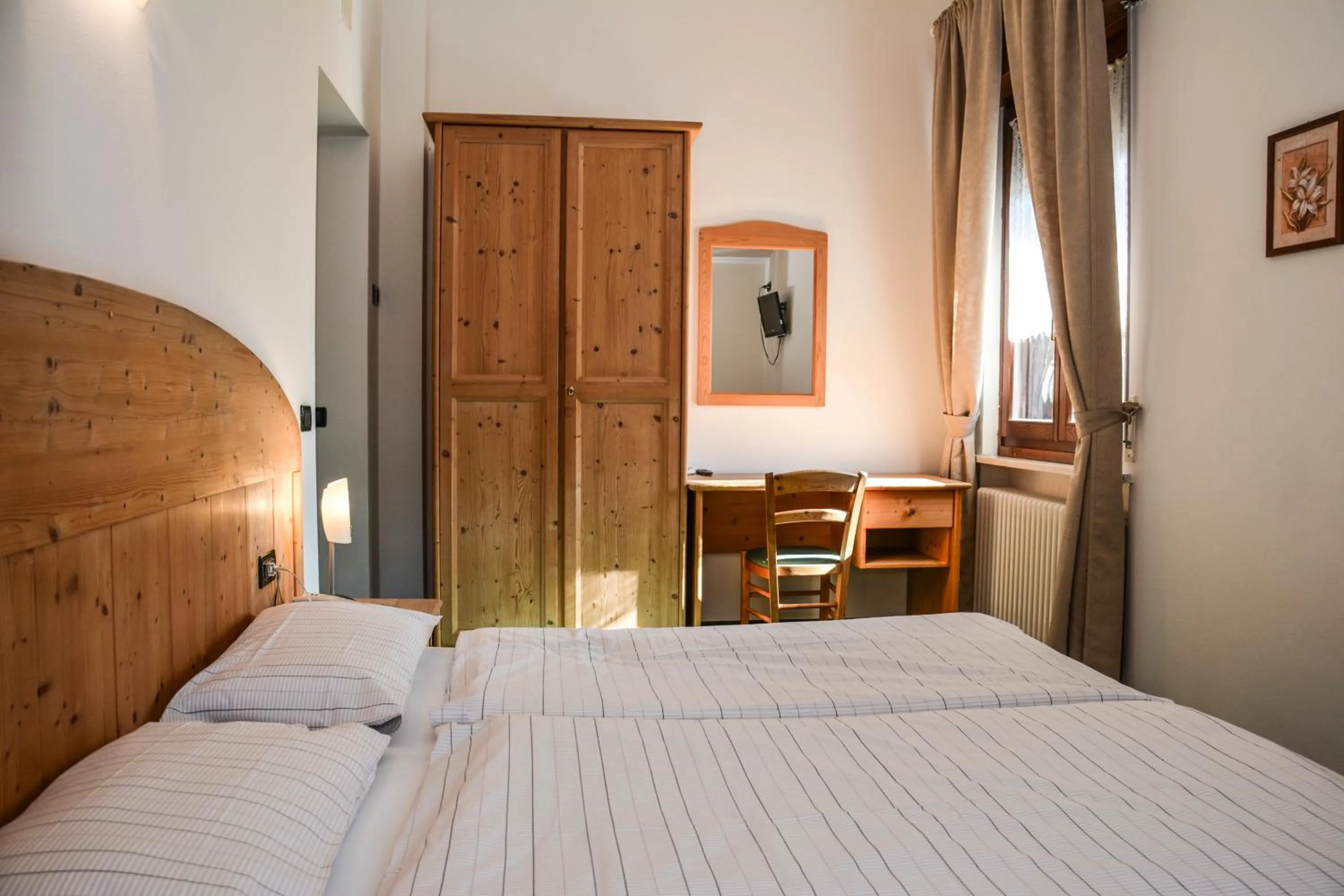 Bedroom, Bed in Albergo Mezzolago