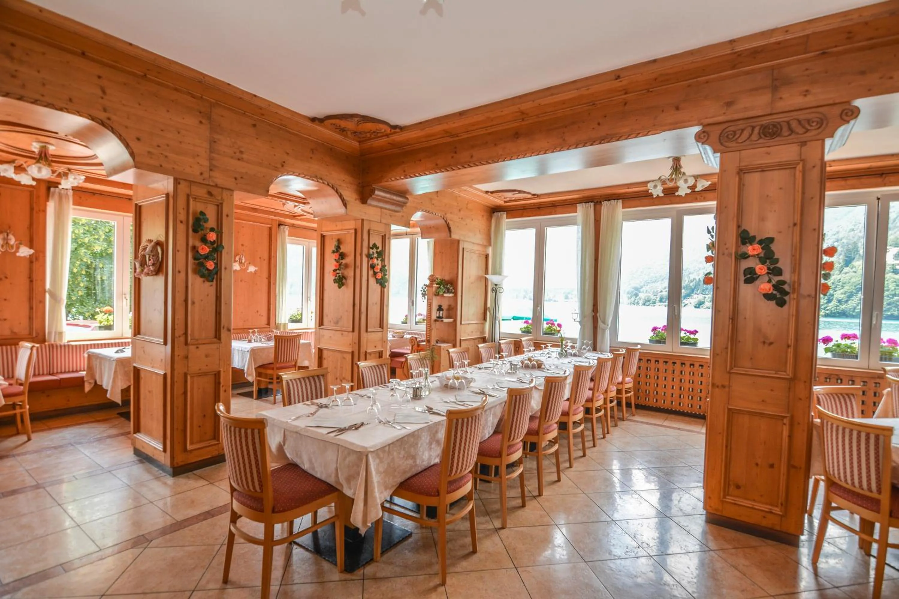Restaurant/places to eat in Albergo Mezzolago