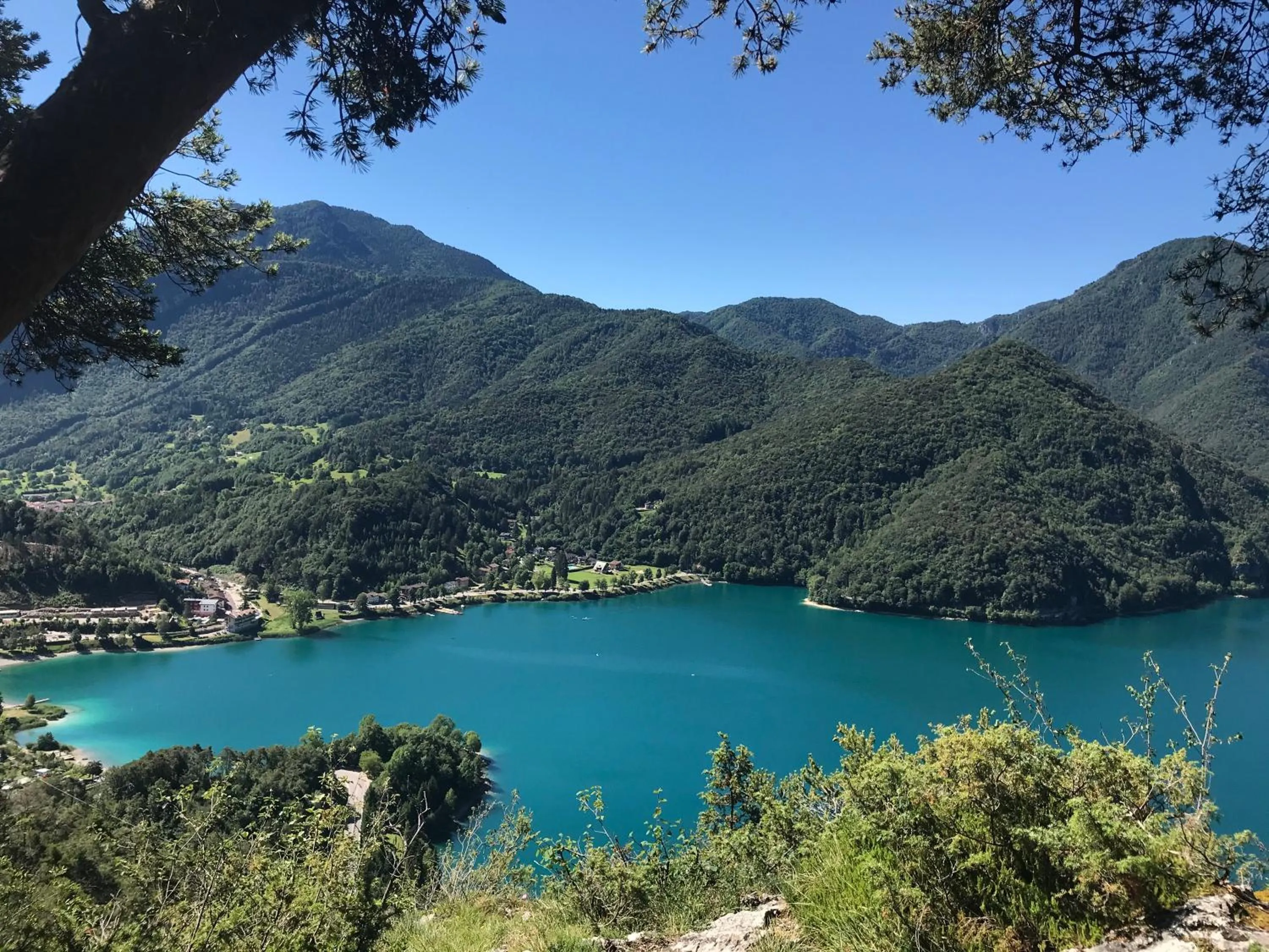 Hiking in Albergo Mezzolago