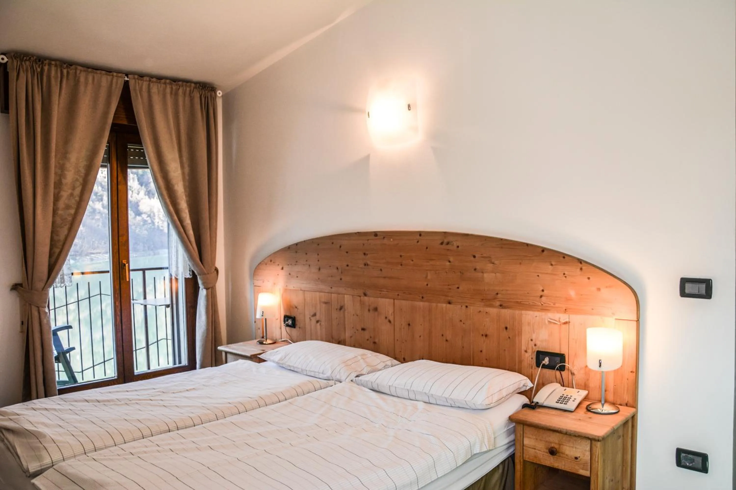 Bedroom, Bed in Albergo Mezzolago