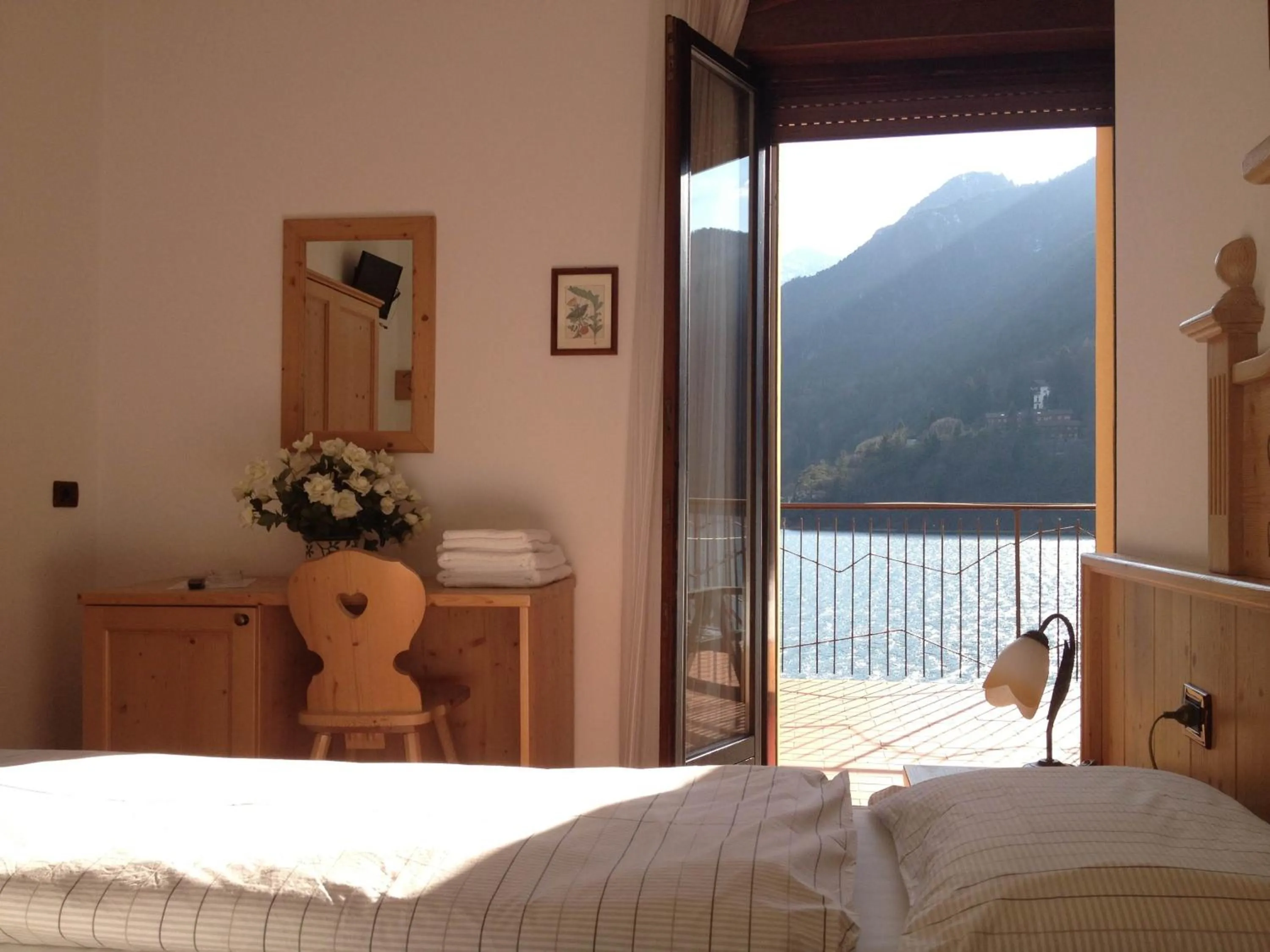 View (from property/room), Bed in Albergo Mezzolago