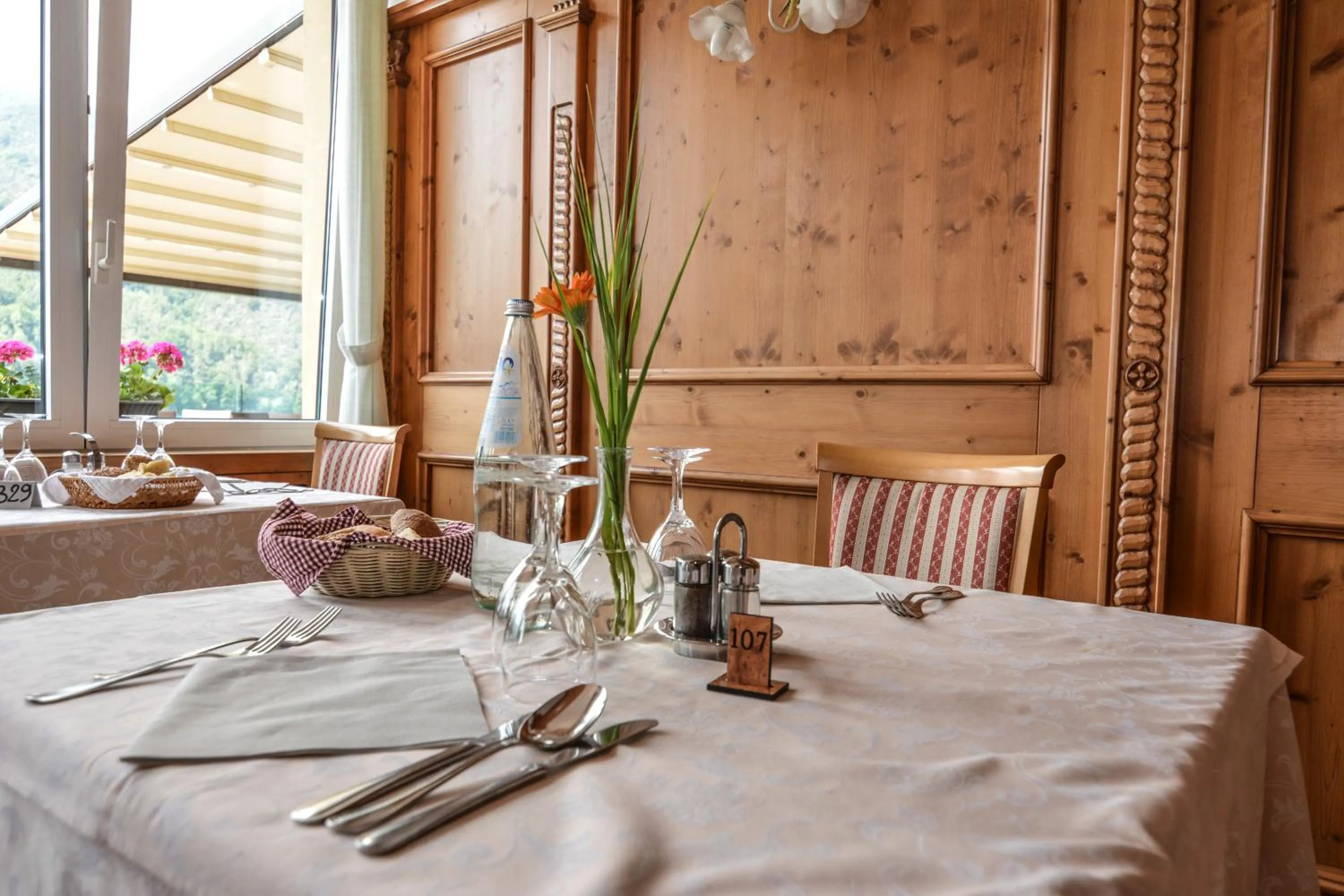 Restaurant/places to eat in Albergo Mezzolago