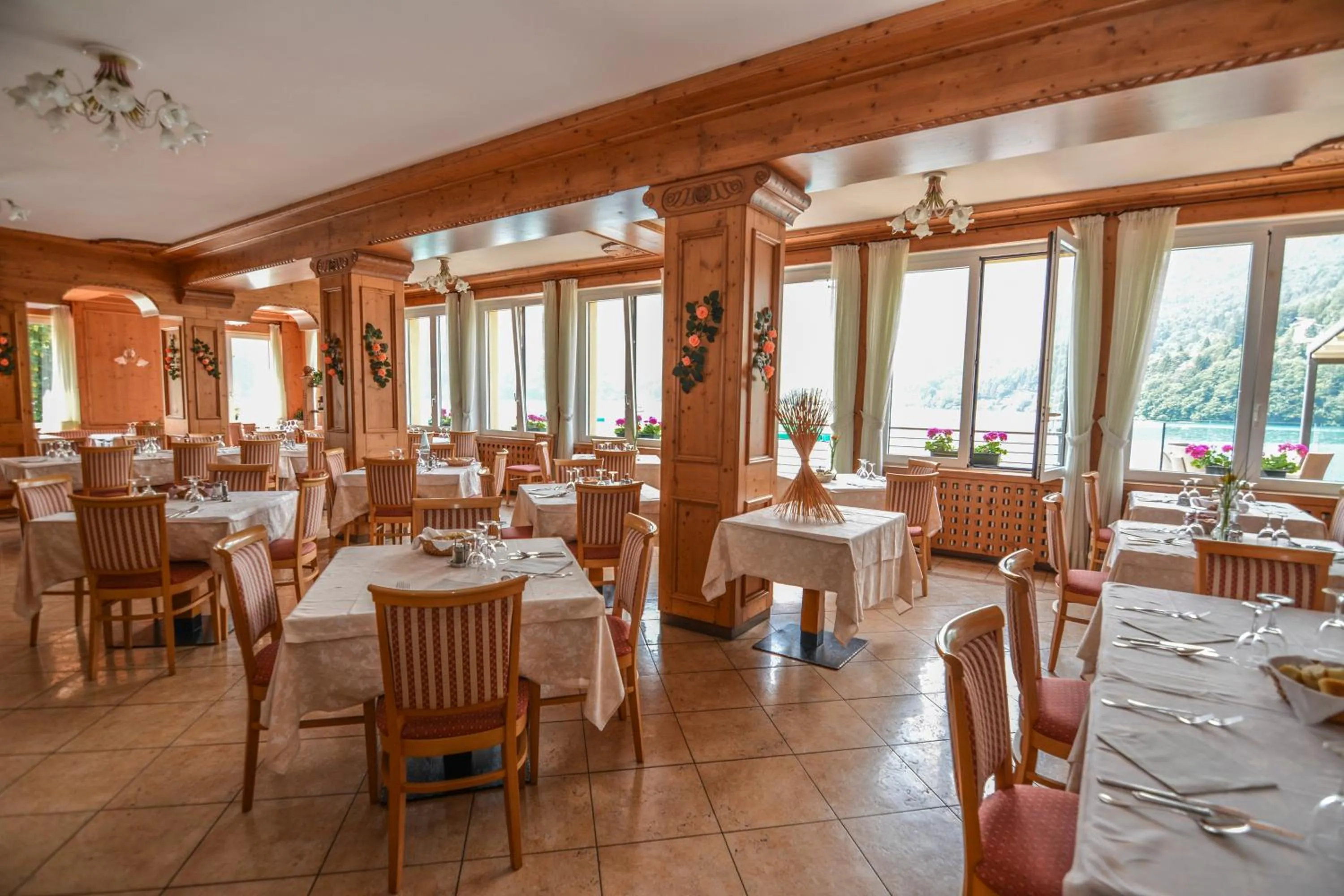 Restaurant/places to eat in Albergo Mezzolago