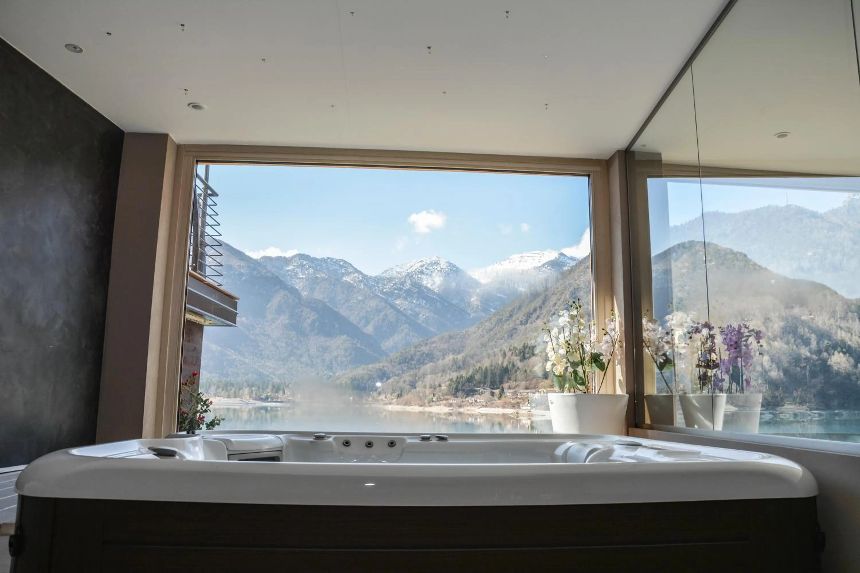 Spa and wellness centre/facilities in Albergo Mezzolago