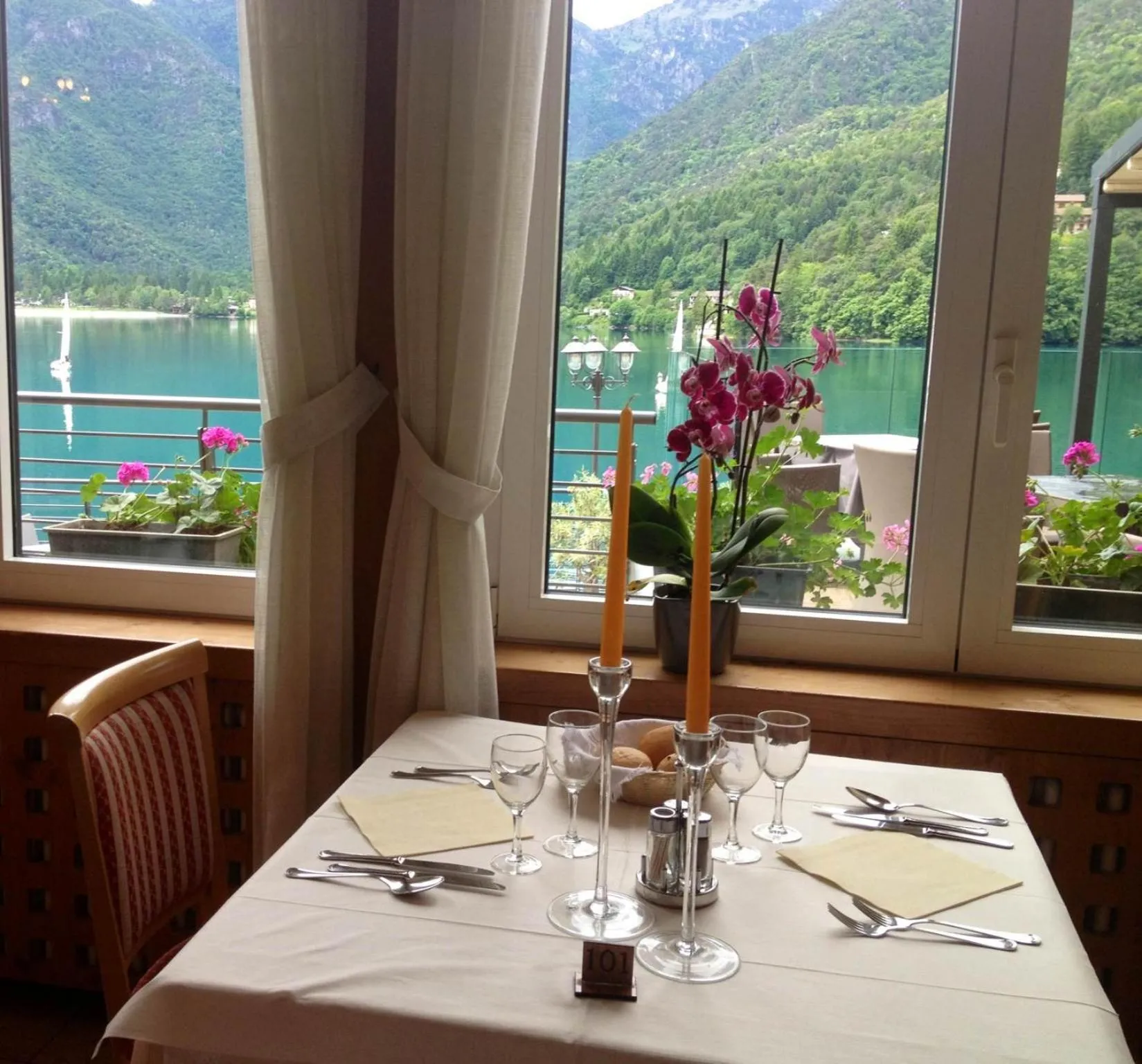 Restaurant/places to eat in Albergo Mezzolago