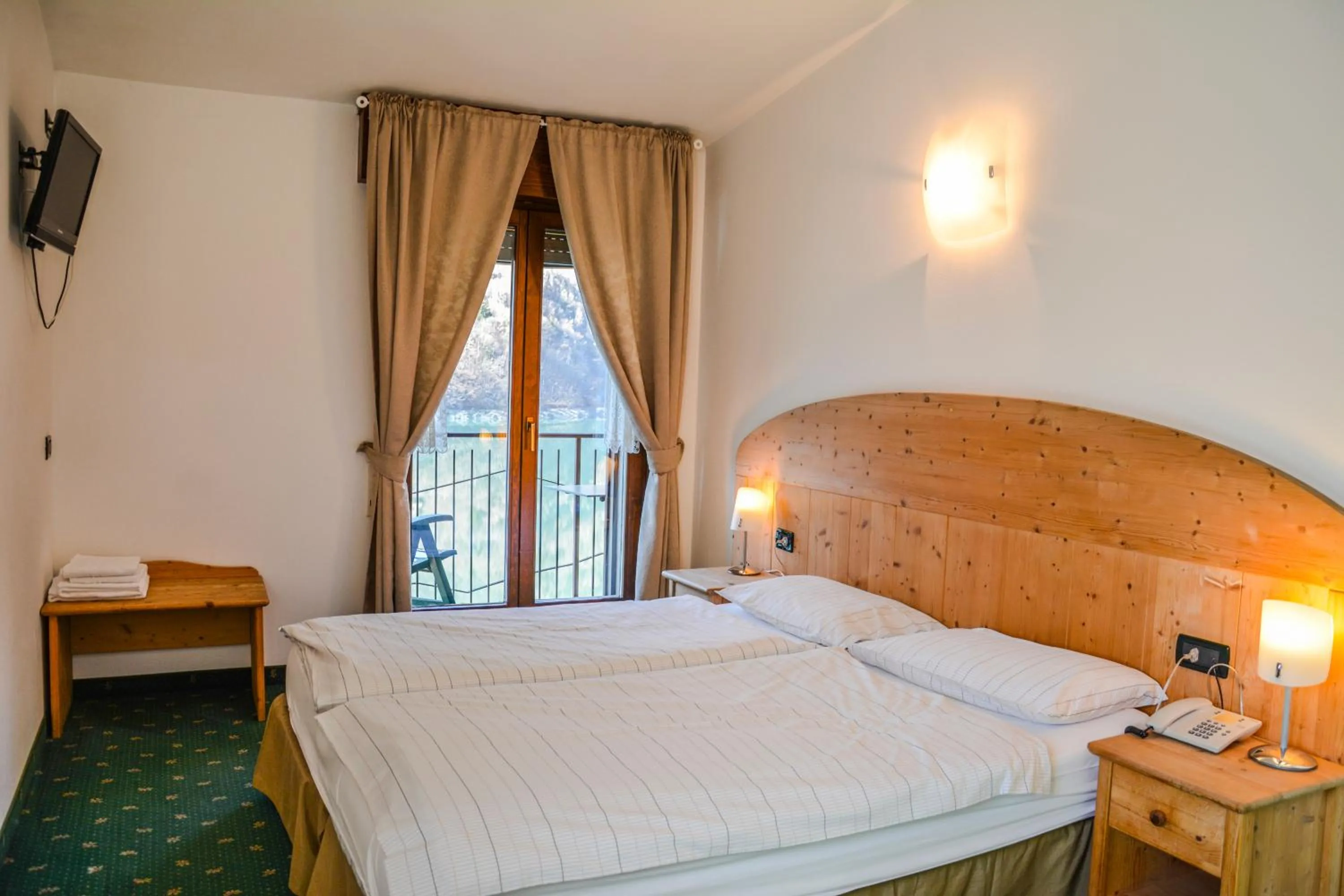Bedroom, Bed in Albergo Mezzolago