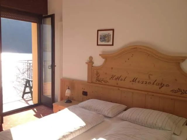 Bed in Albergo Mezzolago