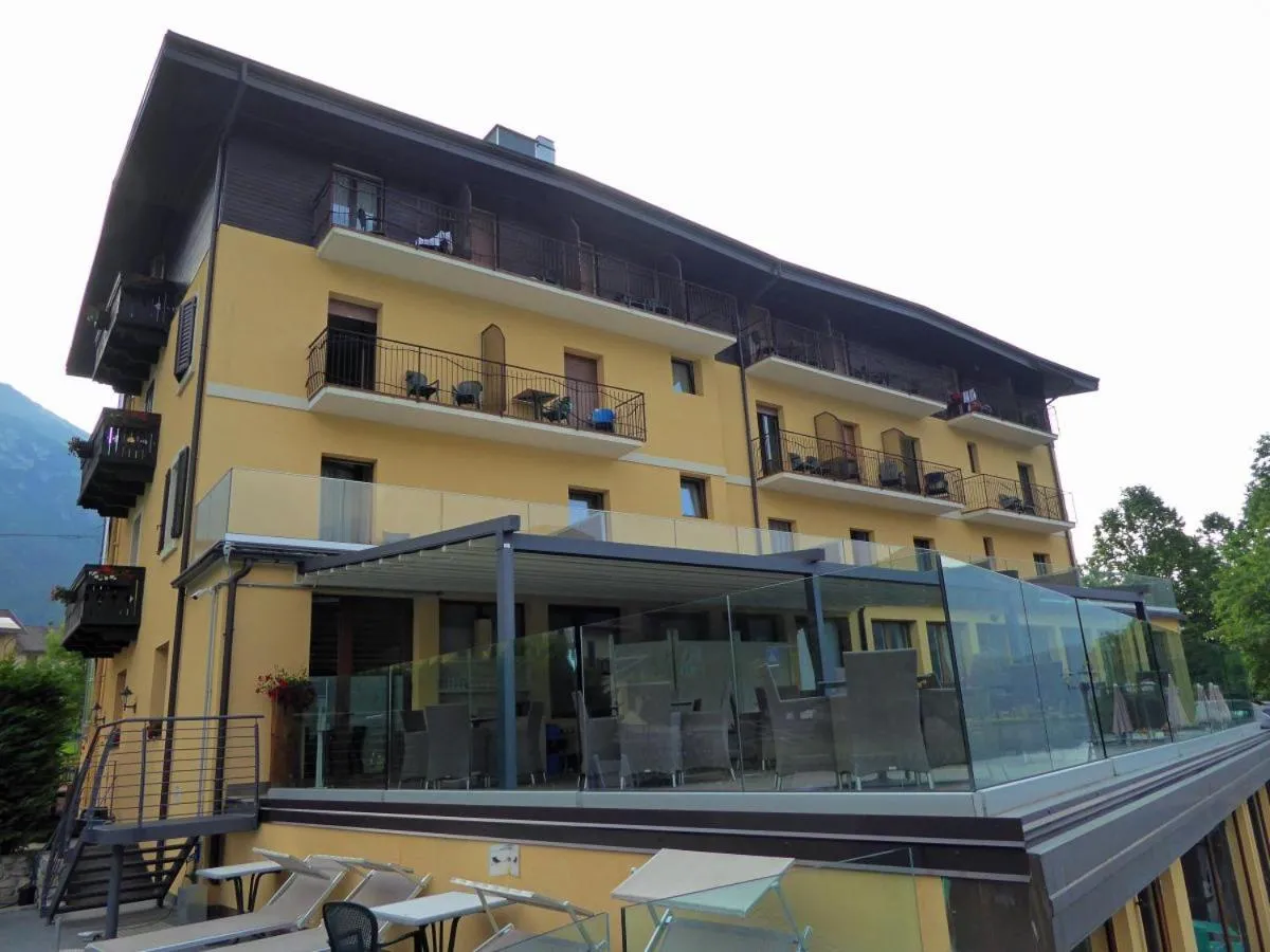 Property building in Albergo Mezzolago